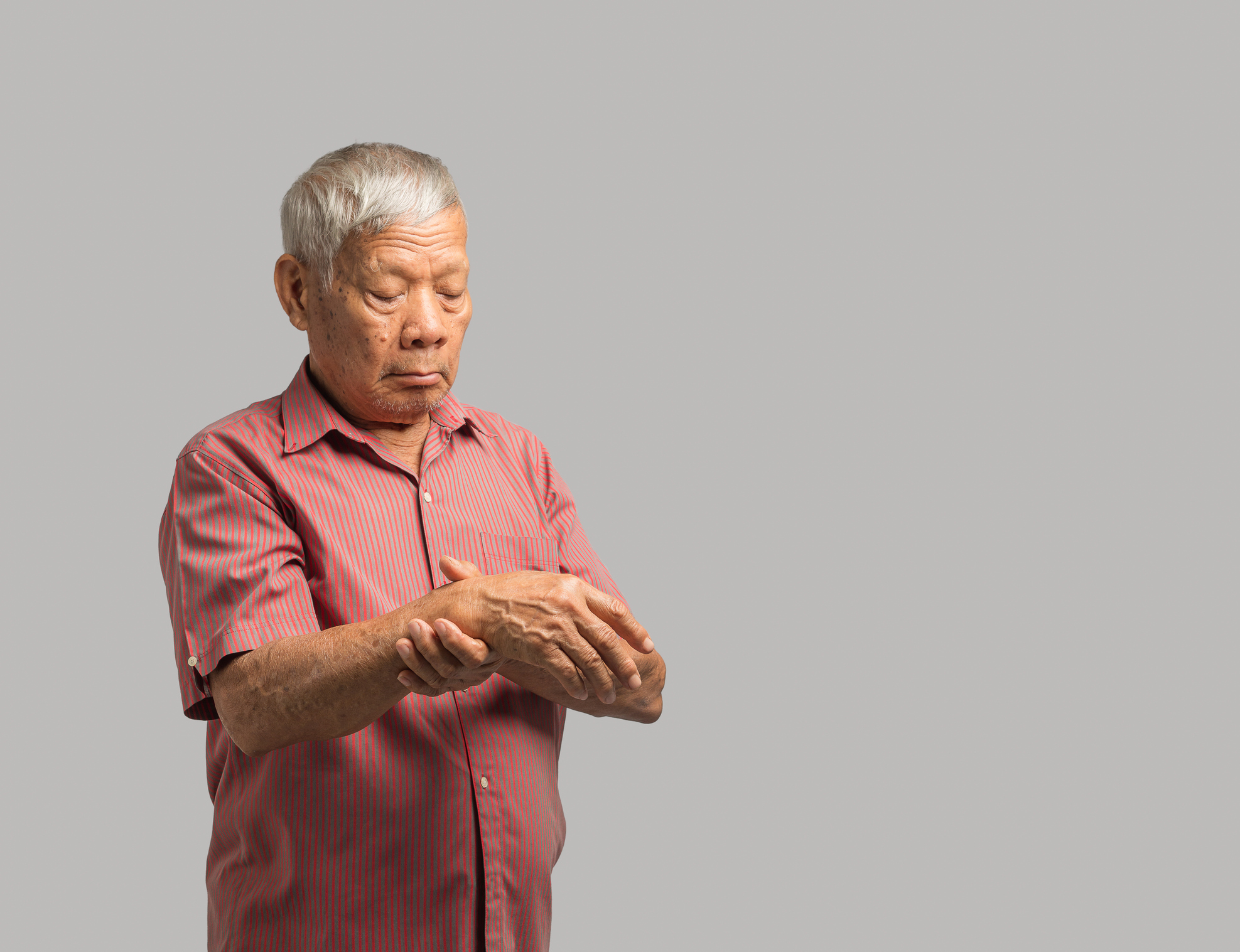 柏金遜症是由於腦幹內稱作「黑質」的部位退化,以致未能產生足夠的神經傳導物質「多巴胺」(Dopamine)而引起。