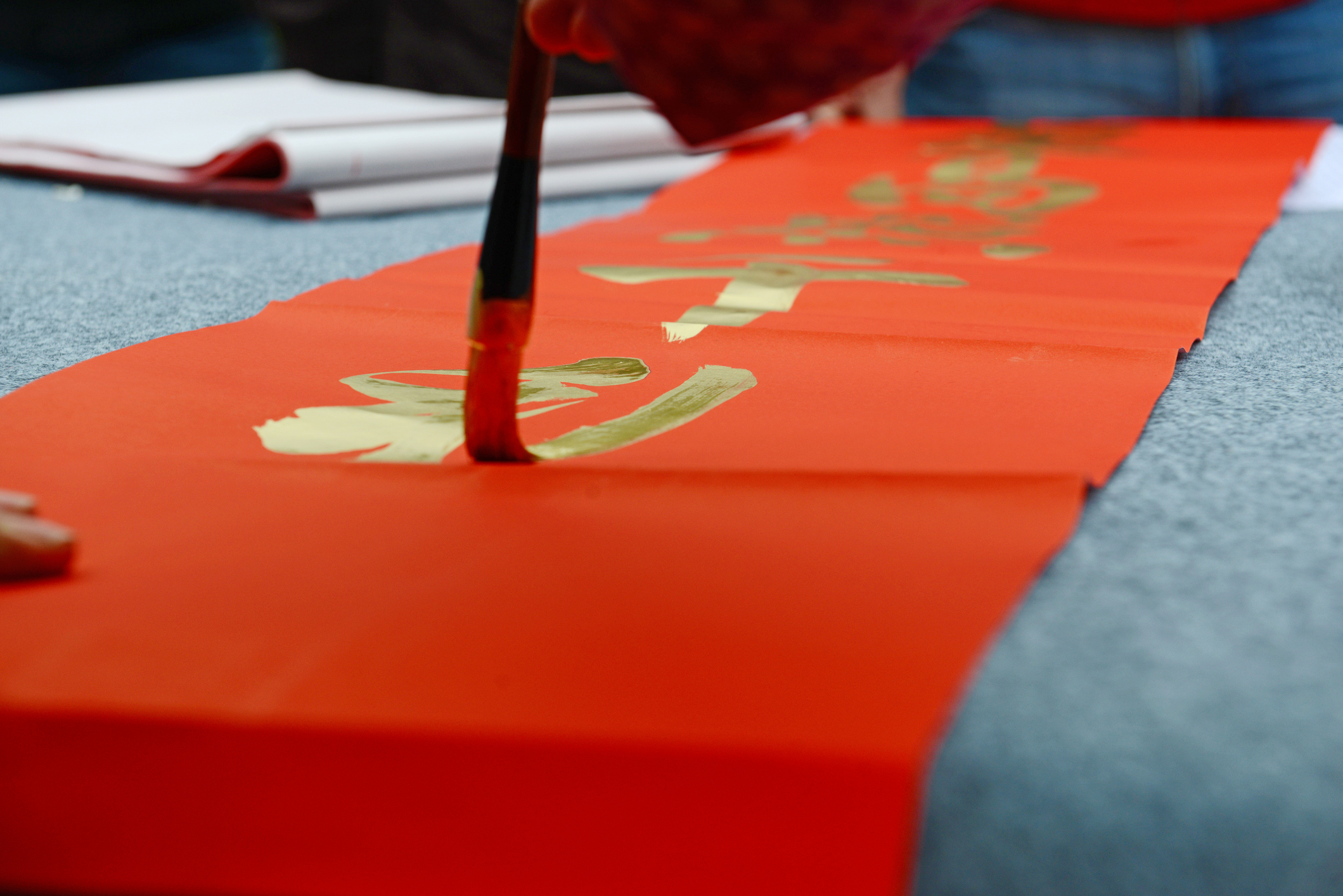 對仗工整的春聯能為門戶增添儀式感，將期許化作最美的紅底金字。