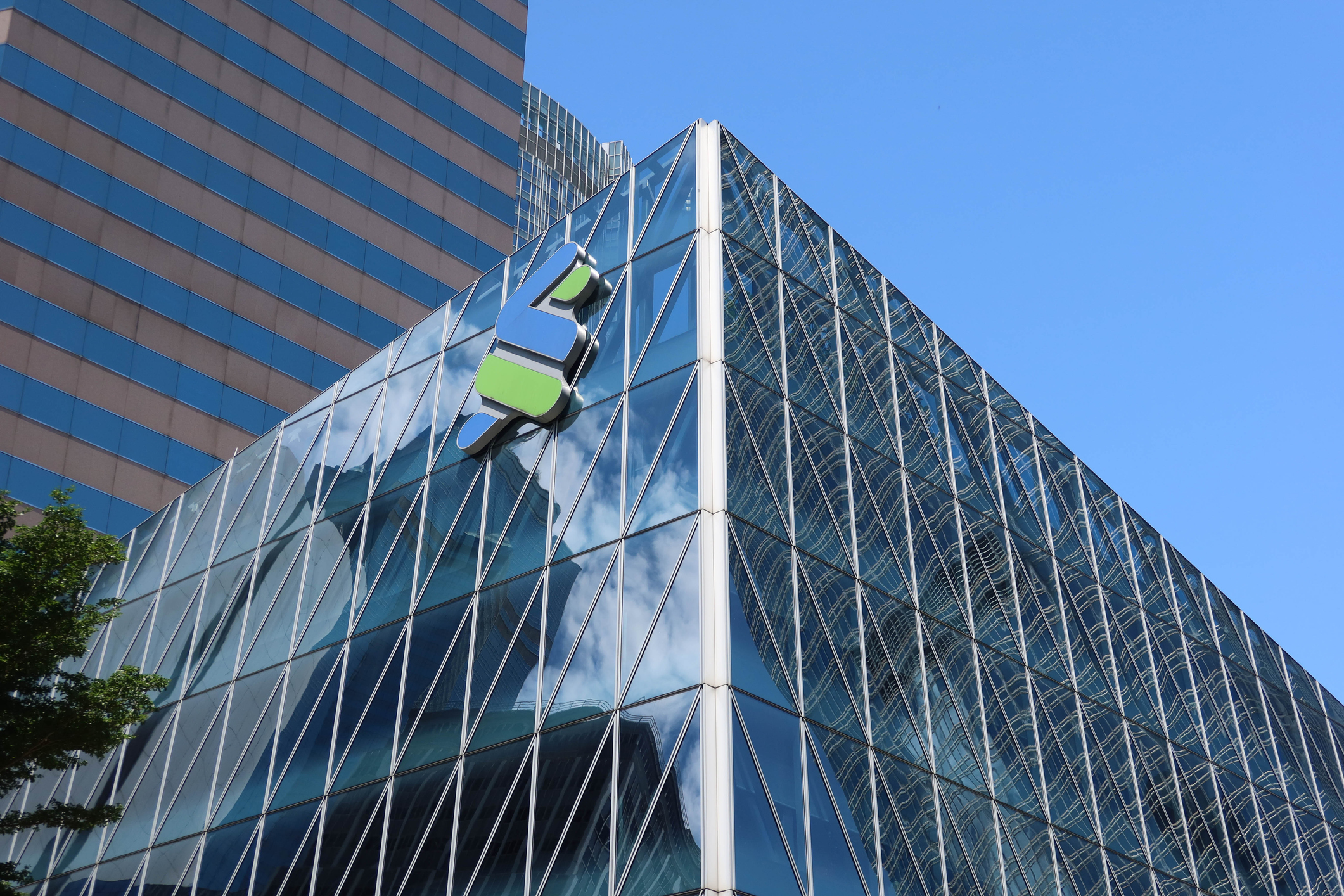 渣打銀行於2026年提供多款新鈔及迎新鈔套裝，網上預約名額增加約20%，並可透過SC Mobile App派電子利是參加迪士尼抽獎，換鈔更靈活又有驚喜。