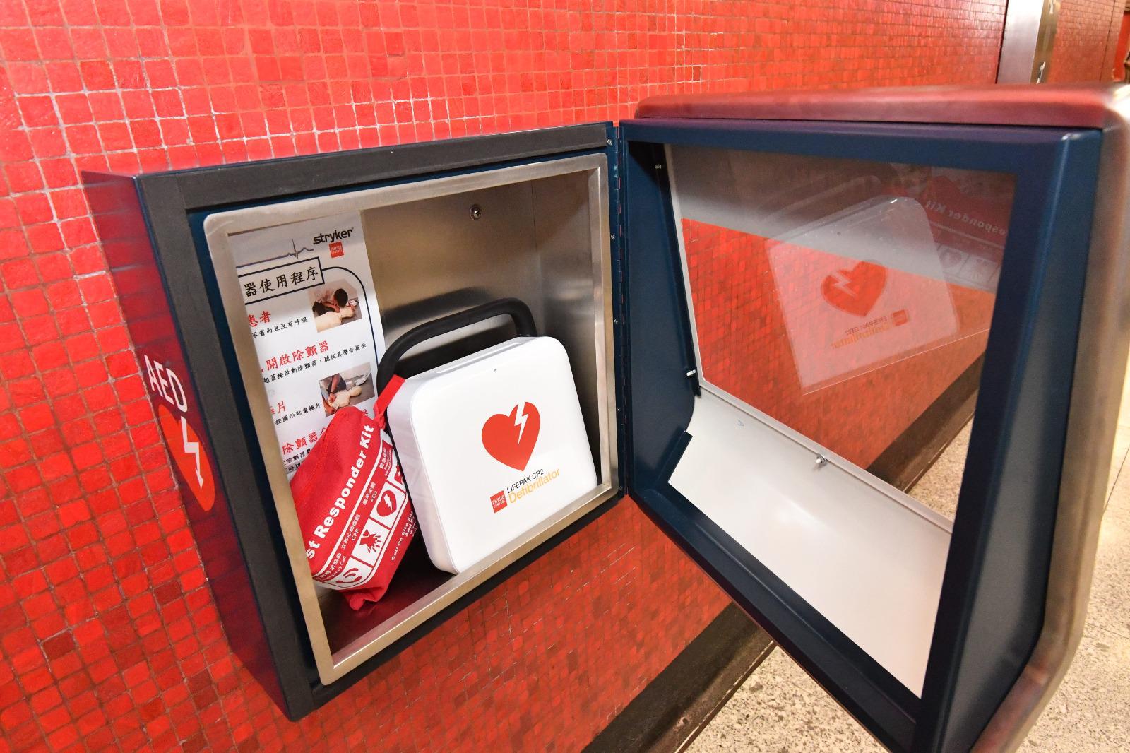 港鐵荃灣西站日前(14日)有一名外籍男子暈倒,有休班醫護人員剛好路經,立即為其做CPR急救,同時拜托途人入港鐵站借用AED機,結果港鐵職員竟「事不關己」拒絕借出AED機。暈倒男子最終由到場救護員證實不治。