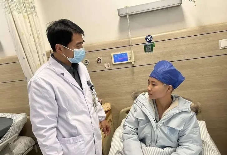 男子22歲的女兒小劉得悉後，主動提議捐獻頭皮。