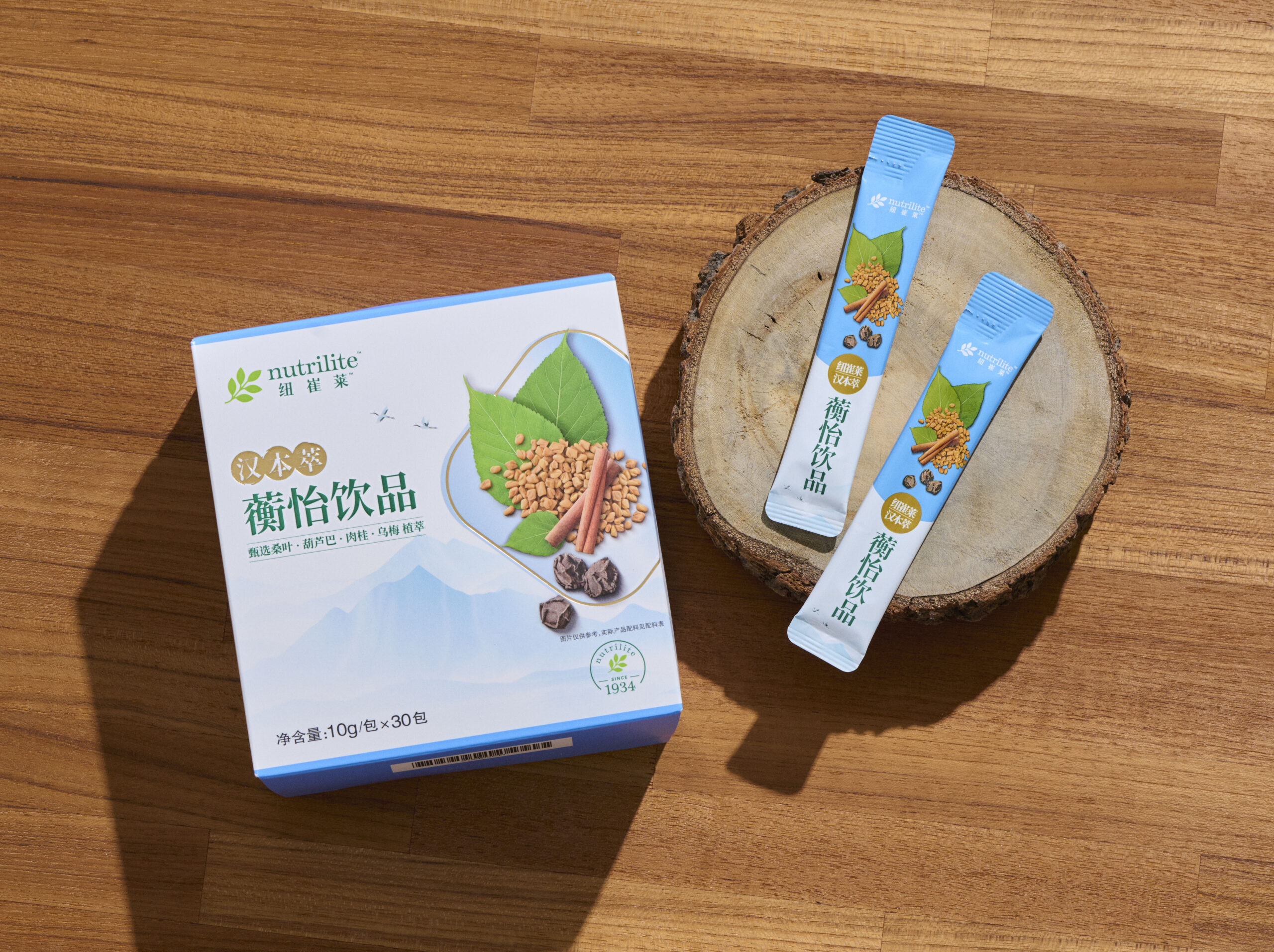 紐崔萊漢本萃蘅怡飲品選用道地原料，包括柳城白桑、羅定肉桂，烏梅和葫蘆巴籽，這些成分有助維持糖代謝健康。