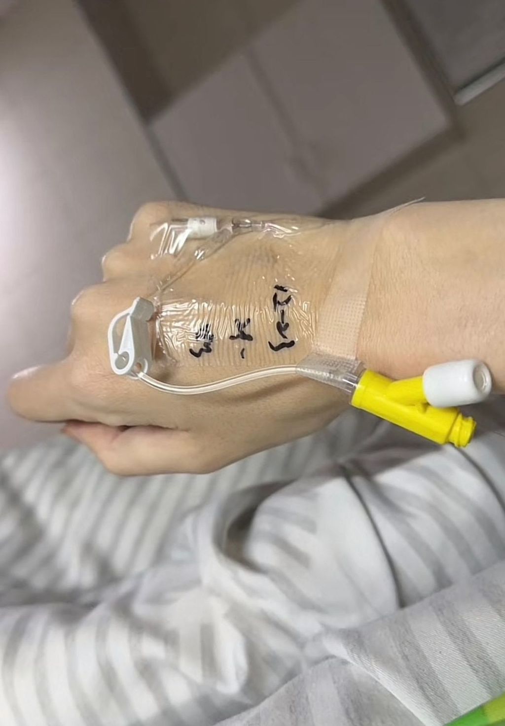 小黃12月24日在社交平台上再次發文,描述自己因呼吸困難再次被送進急症室接受急救,她又在12月31日向大眾報平安,她表示「又多活一年已經個棒啦」,許多網友向她送上祝福。