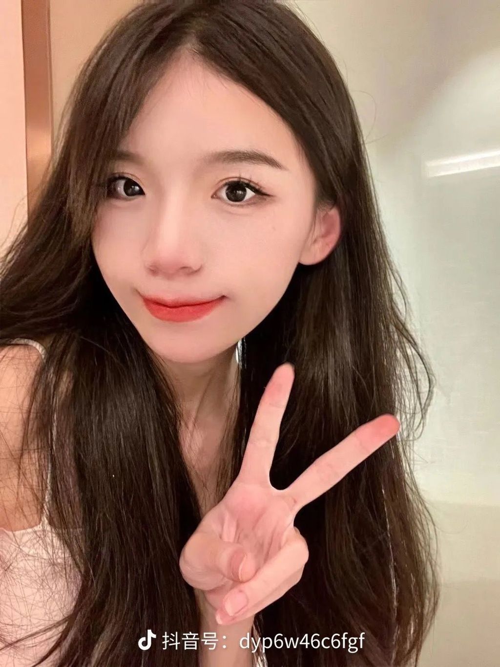 「小黃」10年來一直堅強與肺癌抗爭,家人為了她的醫藥費亦費盡心力,惟病情多年來屢次復發,最終於1月4日不幸離世。