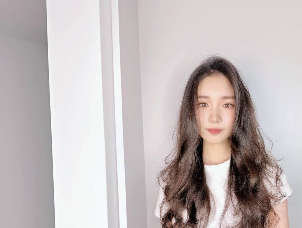 包小柏以AI重建女兒的聲音、影像,如今包容的AI影像已可如同真人般回覆信息及對話。