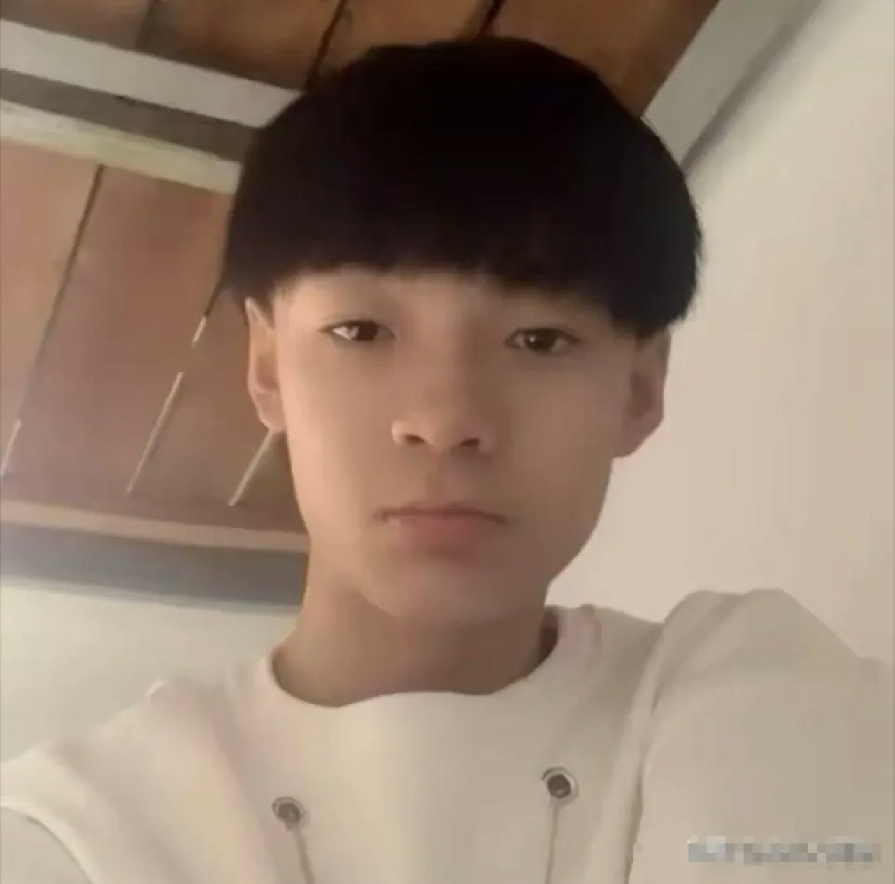 年僅15歲的王子晟，在升上高中時，經常感到腳部疼痛，最終患上骨肉瘤。