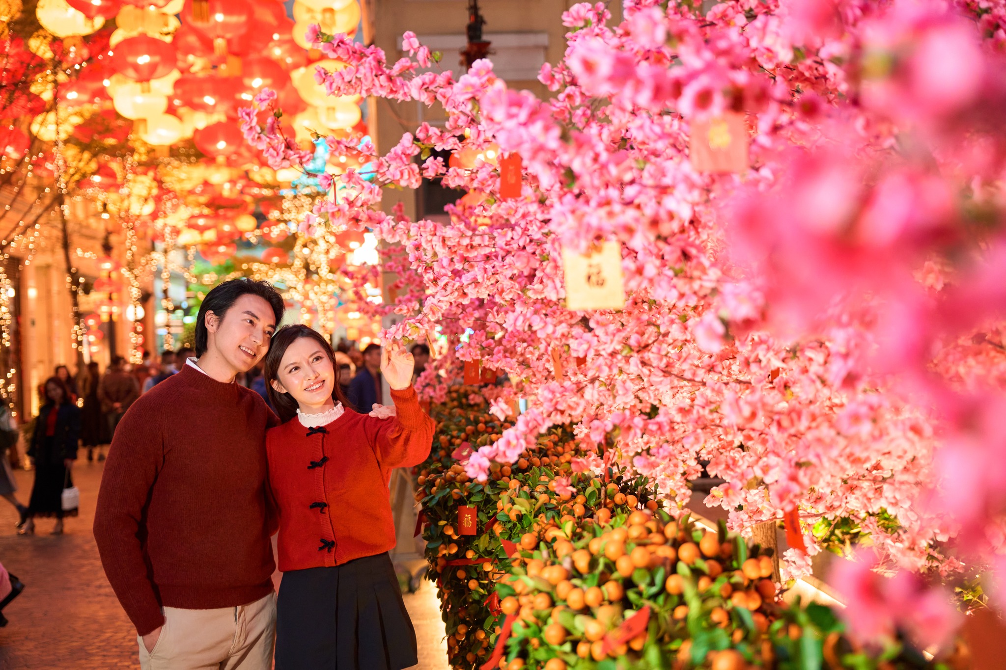 迎接元宵節及情人節,利東街設有粉紅桃花園。
