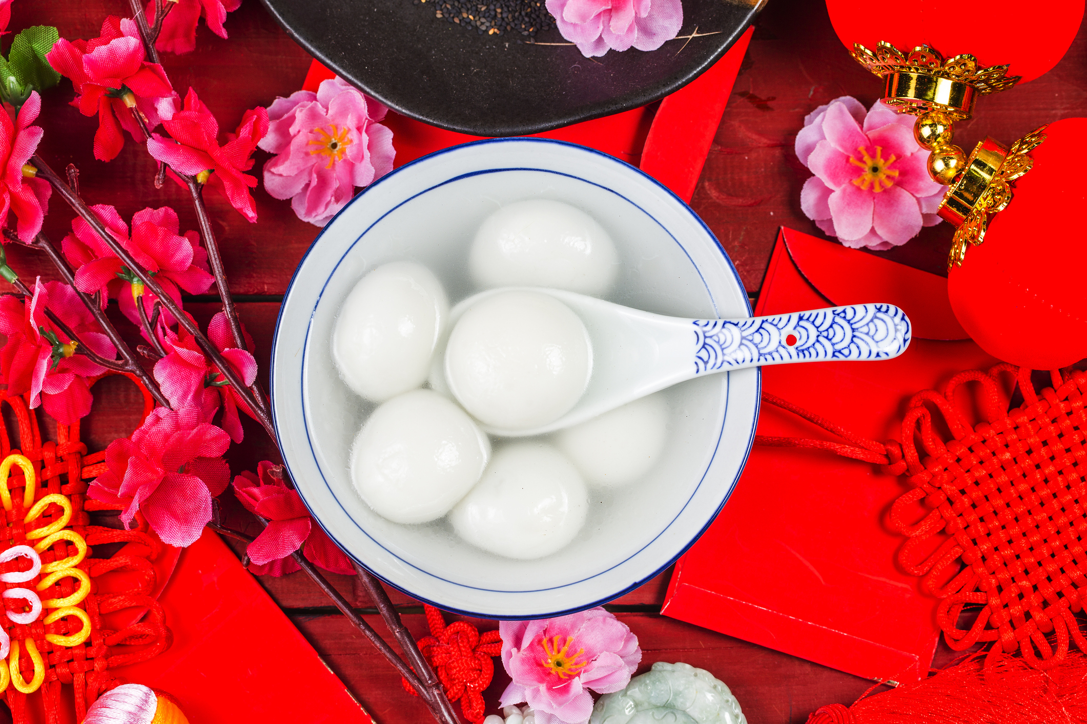 元宵節是農曆新年的第一個滿月之夜，吃湯圓是這天的重要習俗，象徵著「團圓」與「圓滿」！