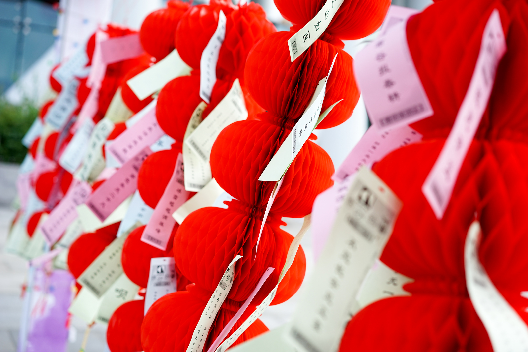 有些地方的元宵節除了可賞花燈，還有猜燈謎環節！