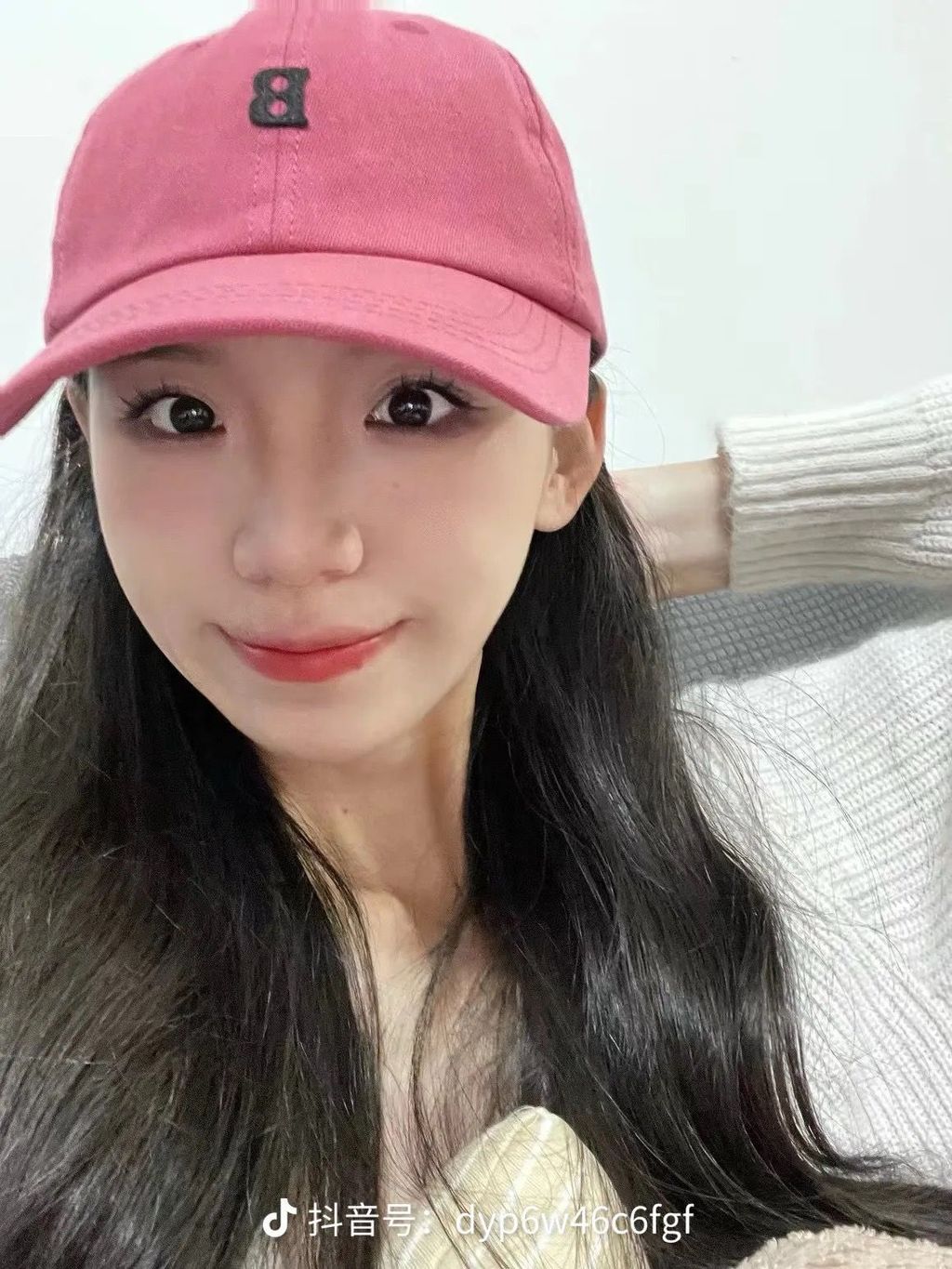 湖南長沙一名26歲抗癌網紅「小黃同學」,於初中畢業時因胸口疼求醫,結果醫生要求立即轉院檢查,最終確診患上肺癌,直接入院搶救。