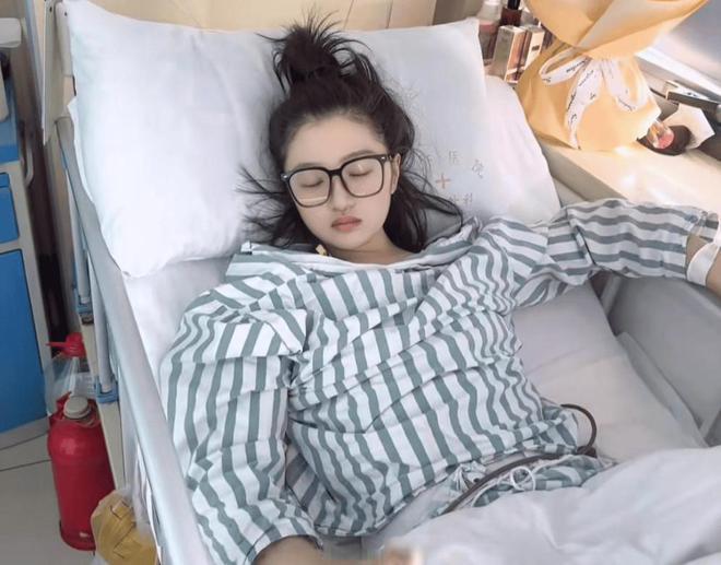 她罹癌後仍積極抗癌,當時她希望痊癒後能夠全面復工。她亦不想身邊家人和朋友擔心,化療期間用輕鬆語氣和笑容帶過,可惜最終仍不敵癌魔病逝。