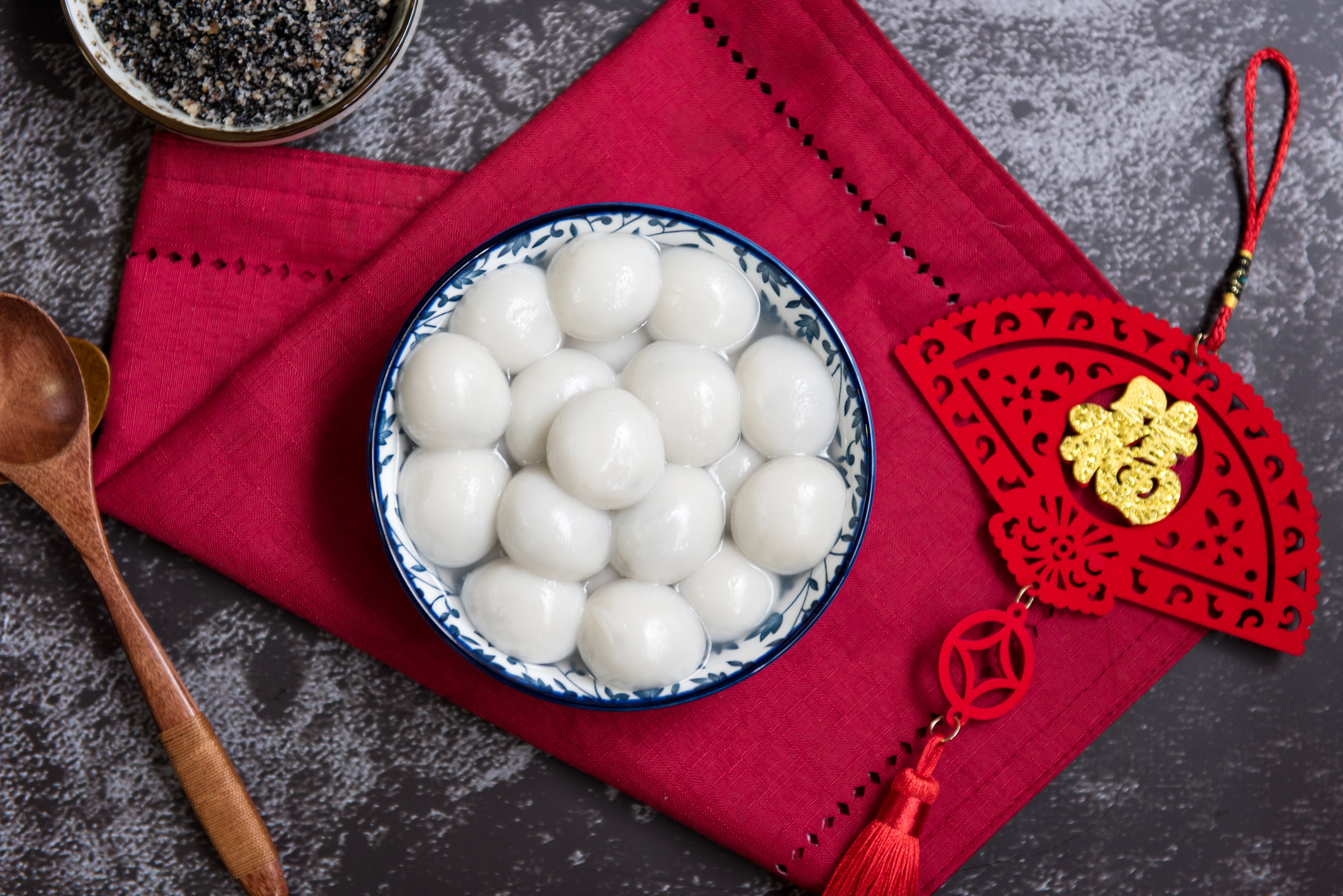 元宵節，作為中國傳統的重要節日，湯圓成為了節日餐桌上的必備佳品。