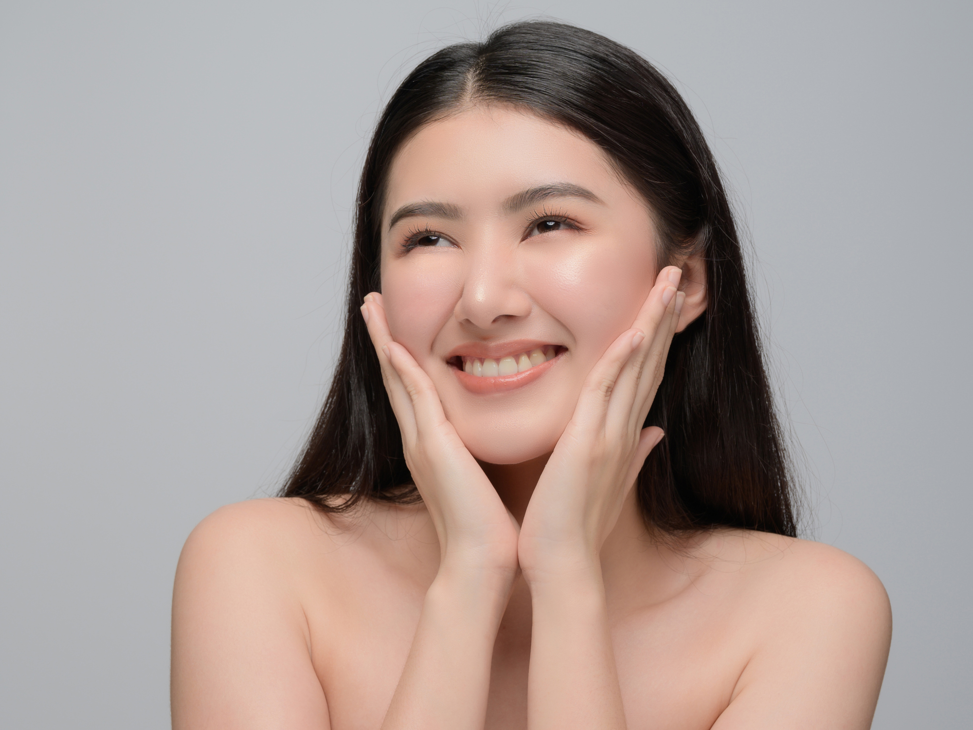 隨著年齡增長，皮膚慢慢流失膠原蛋白，額頭上的皺紋也慢慢浮現，讓人看起來疲憊又顯老，大大影響外貌！