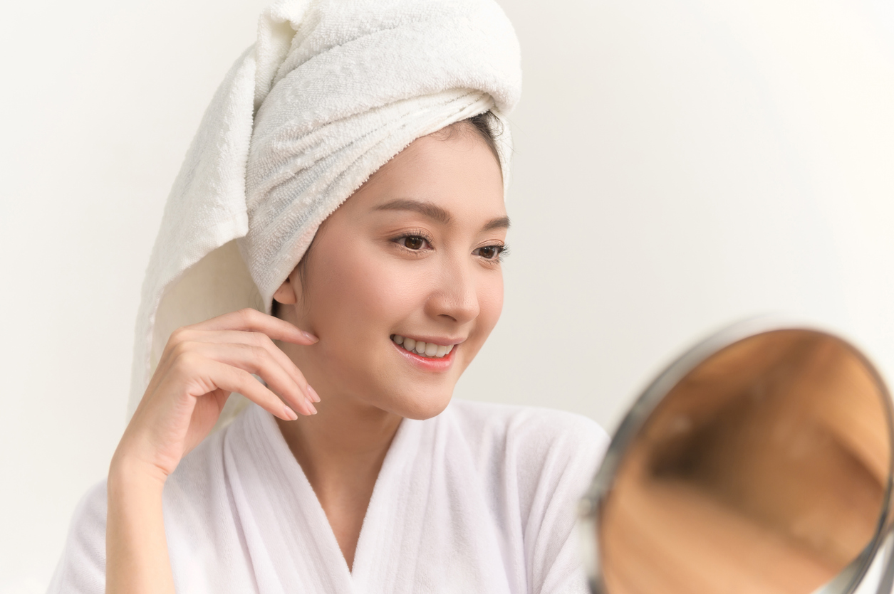 洗面後皮膚最易失水，用含透明質酸的化妝水輕拍上臉，快速補充水分，為肌膚打好水嫩基礎。