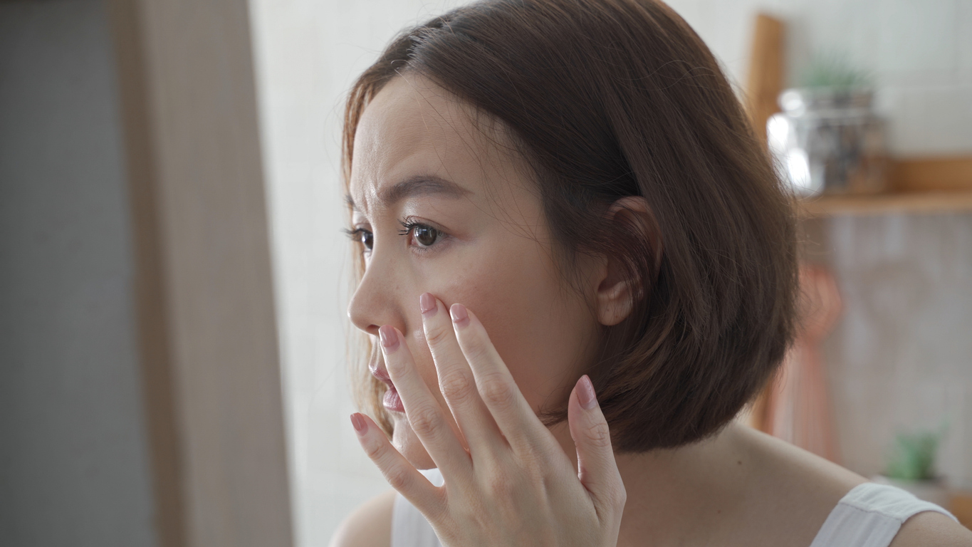 想要延緩「斷崖式衰老」,讓皮膚維持緊緻透亮,從日常保養和生活習慣入手是關鍵!