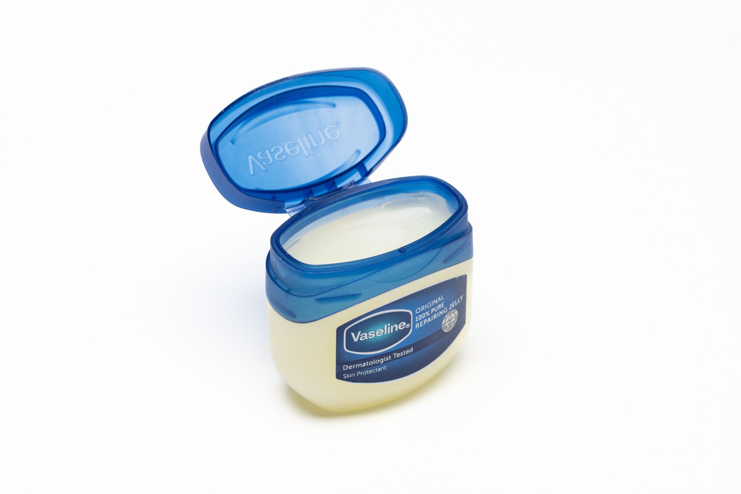 凡士林可以幫助清除特別頑固的深層黑頭！