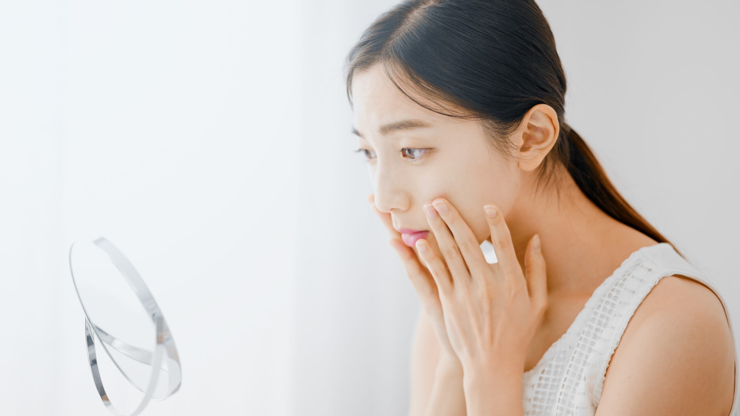 維他命C精華雖然高效，但使用時可能遇到的不適，如刺激和刺痛、乾燥或脫皮、粉刺風險和過敏可能。