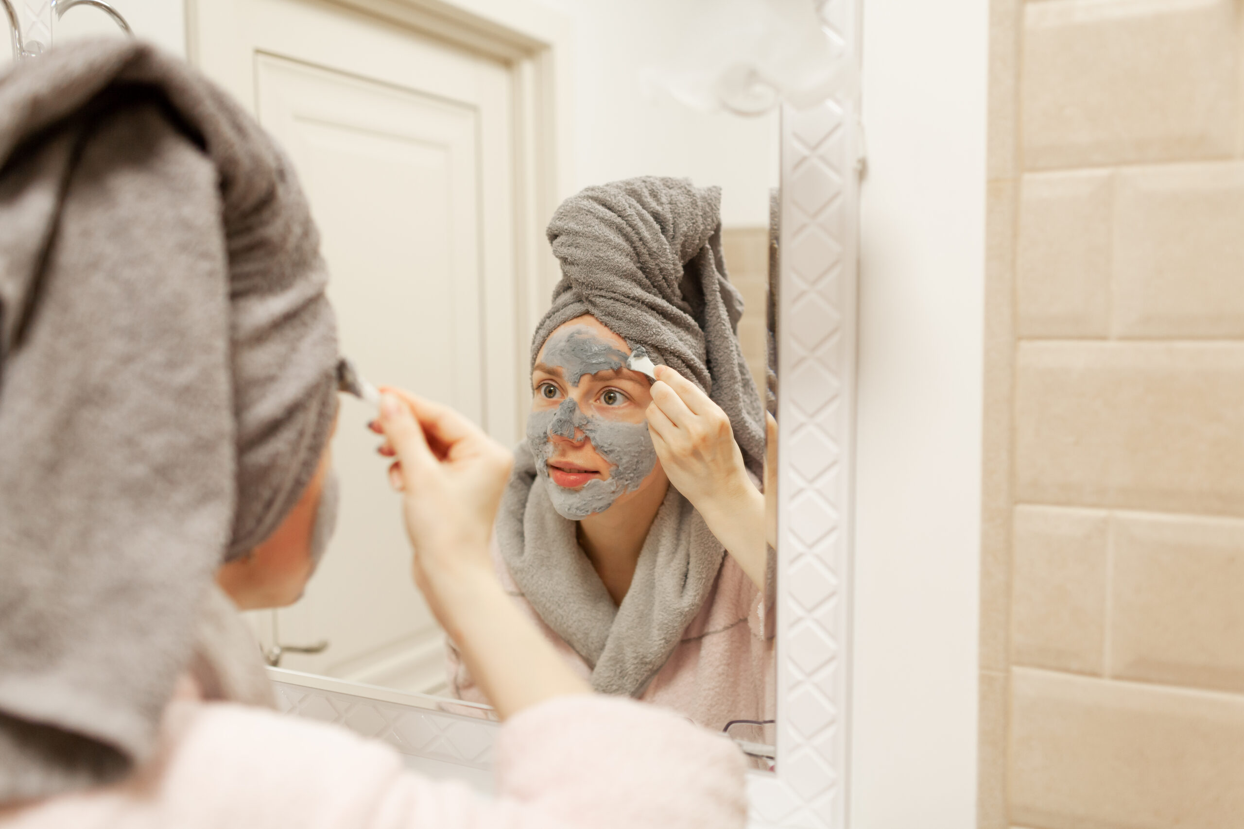 火山泥/活性炭面膜可吸附毛孔內的油脂和污垢，深層清潔毛孔，幫助淨化皮膚，防止黑頭惡化。