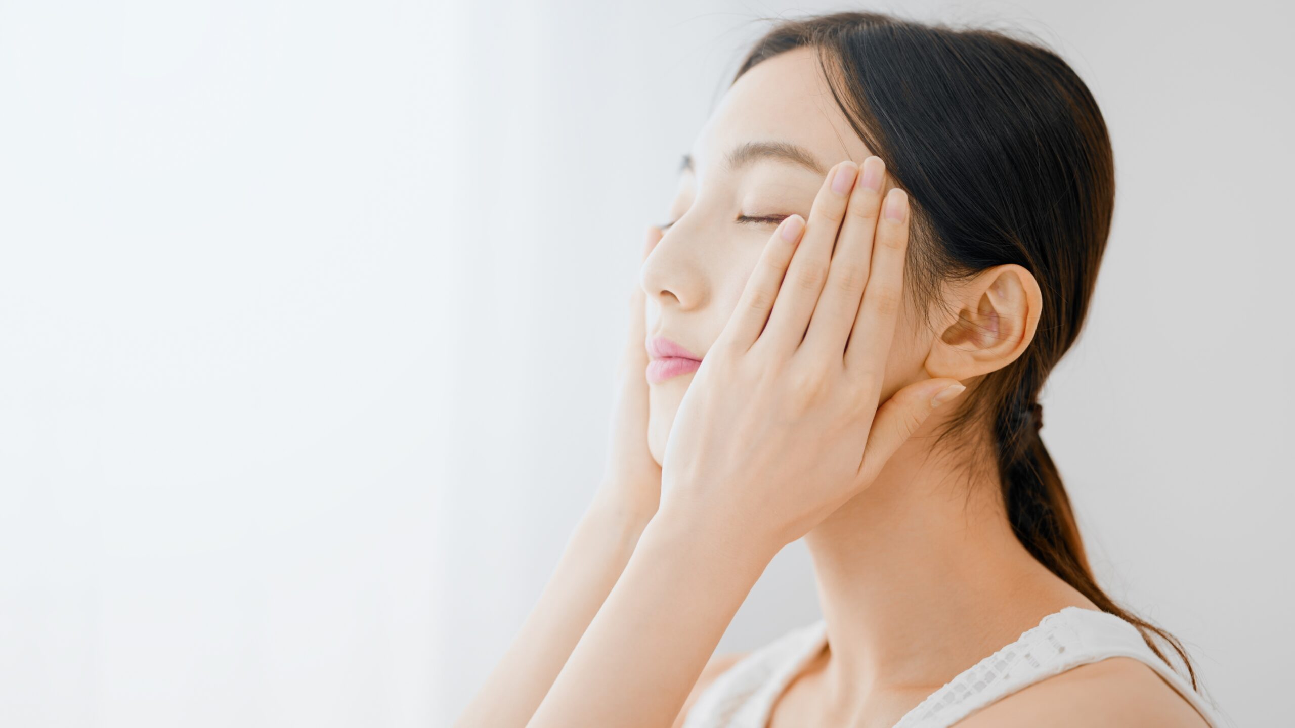 雖然維他命C精華是護膚界的明星成分，但並非所有人都適合使用，其中敏感肌和皮膚極度脆弱者、痘痘肌和發炎性皮膚者使用時需特別留意。