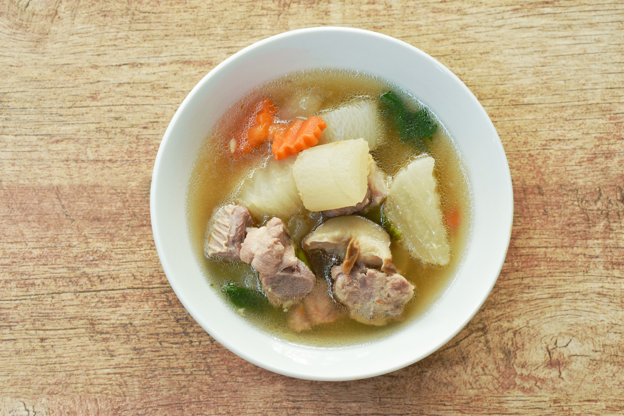 白蘿蔔陳皮排骨湯有理氣化痰、消食健胃的功效。
