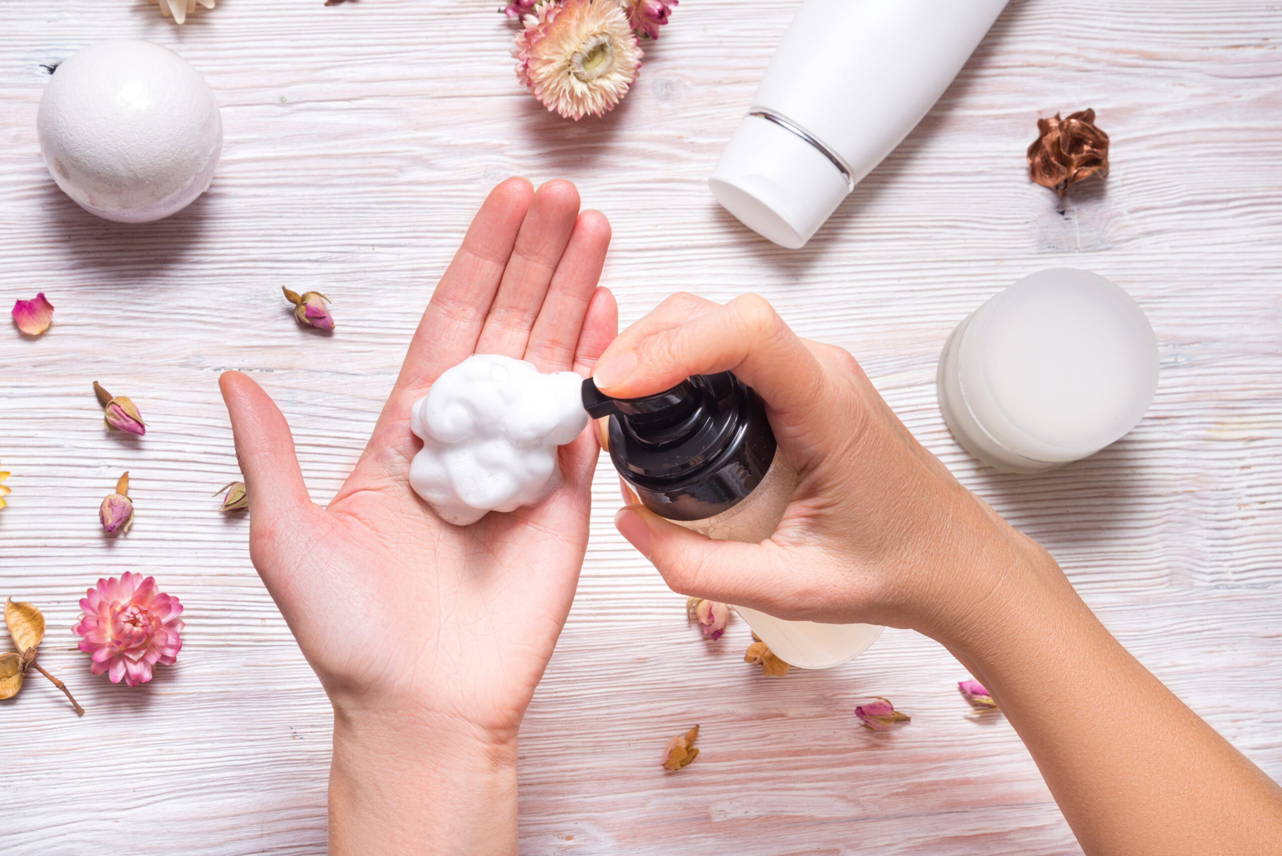 氨基酸潔面乳相較傳統皂基或SLS/SLES等強力界面活性劑的潔面乳，最大的特色就是溫和親膚且不刺激皮膚。