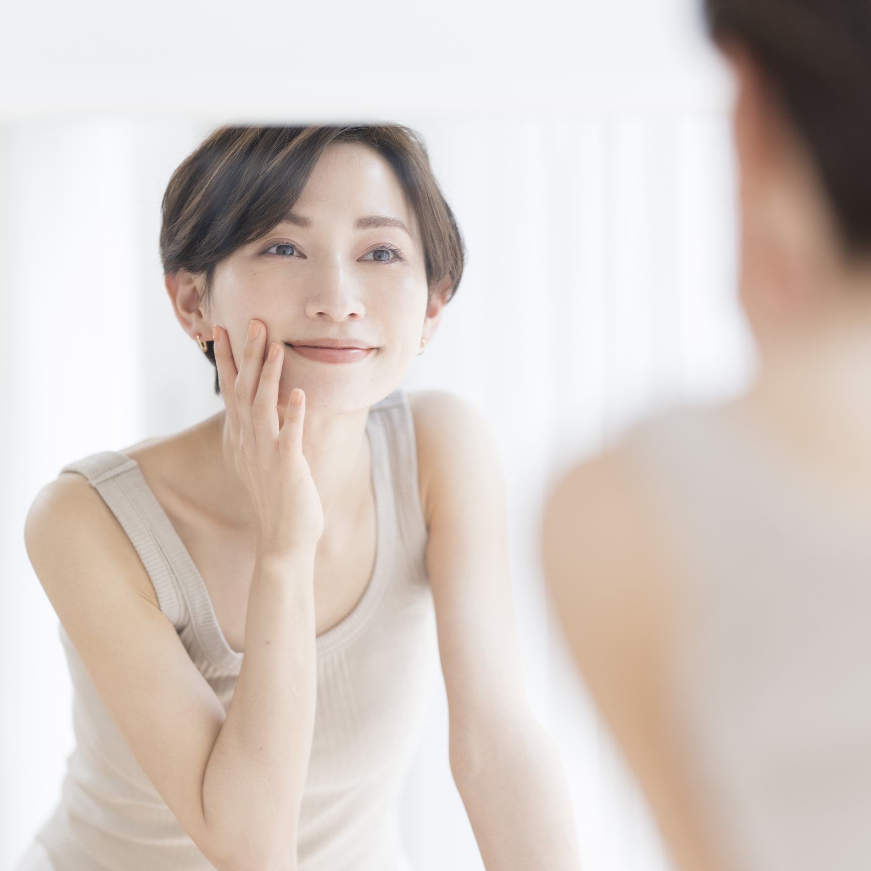 美白不能只靠擦美白產品,真正的變白方法需要從根本下手,找出皮膚暗沉的元兇,搭配正確的美白保養方法,才能養出白裡透光的好膚質!