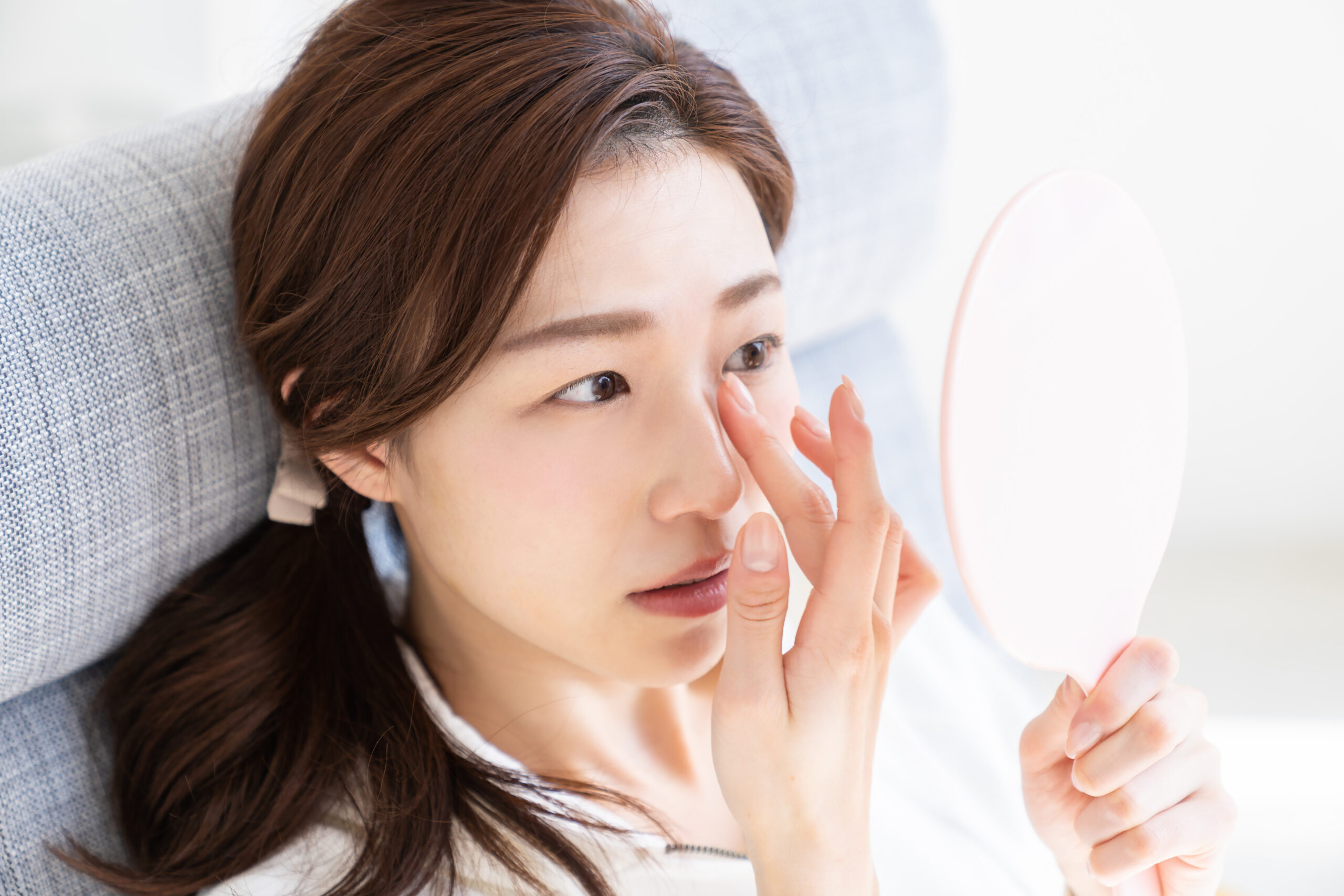 黑頭粉刺主要是因為毛孔被油脂、老廢角質和污垢堵住,然後接觸空氣後氧化變黑,尤其T字部位(額頭、鼻翼和下巴)最容易有~