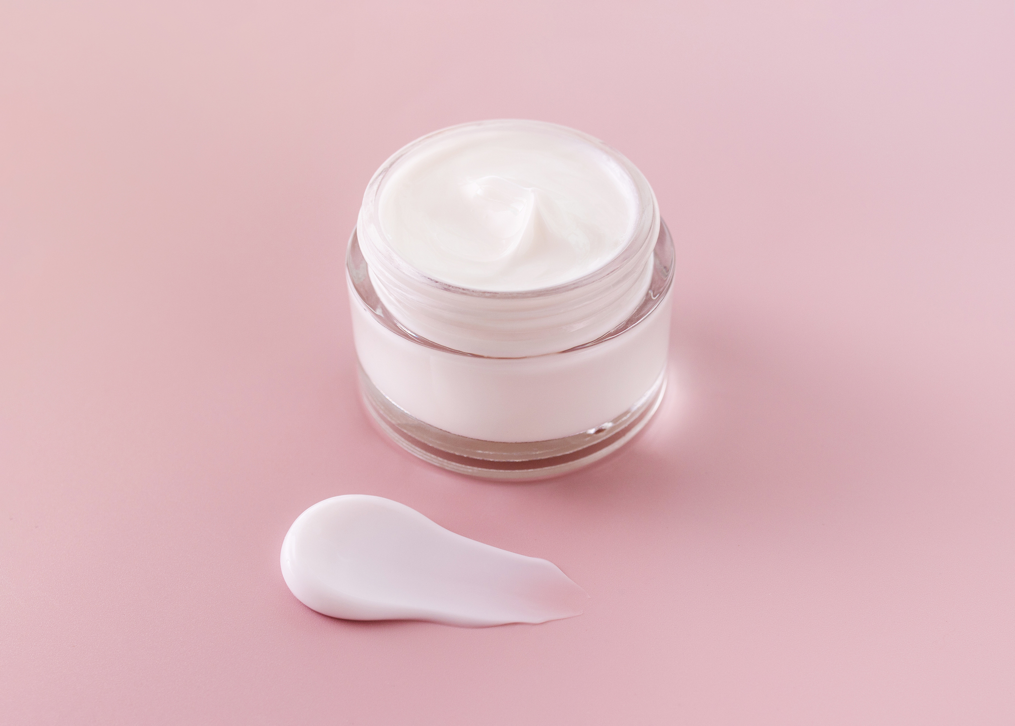 乳液和面霜(乳霜)經常讓人傻傻分不清,雖然都是保濕界的全能幫手,但質地和功效等方面還是有分別。