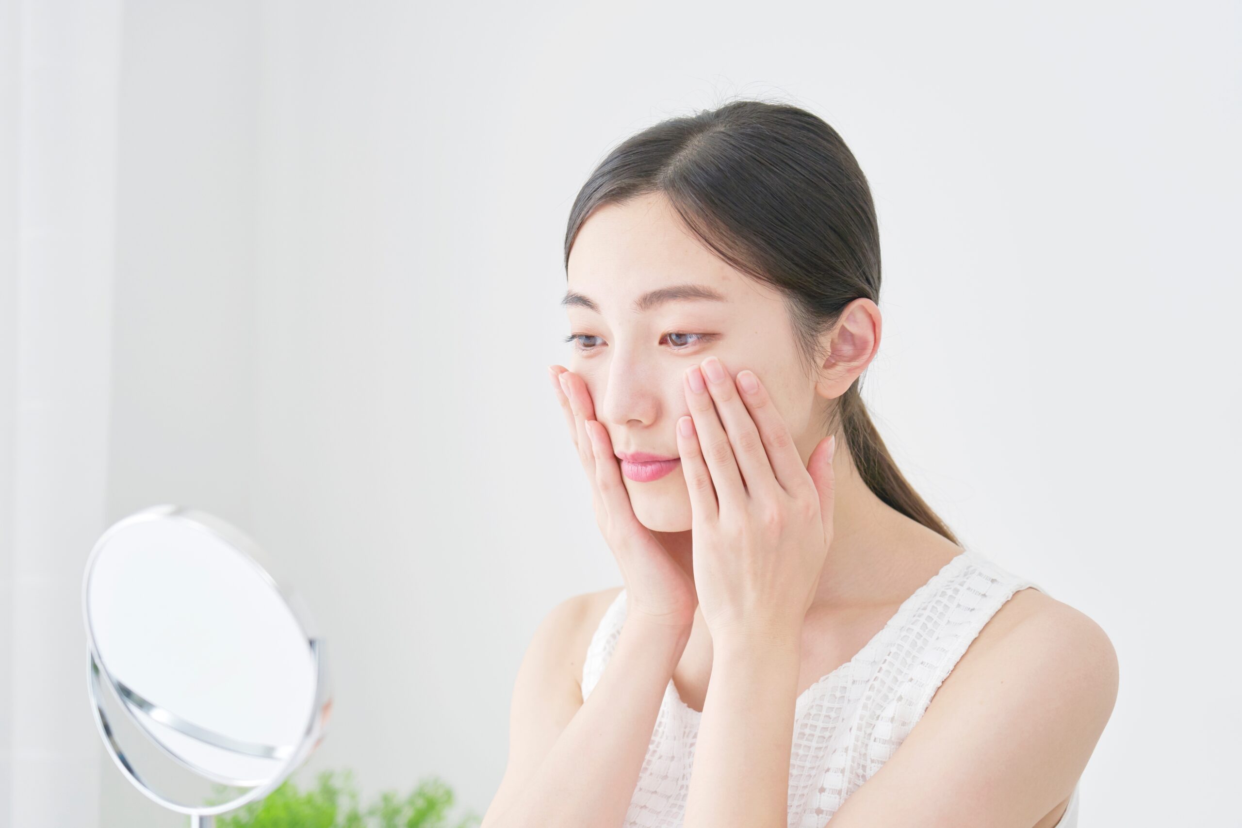 很多人會剪開維他命E膠囊,直接擦在皮膚、塗在臉上,來達到保濕、修護、抗老等多重功效!