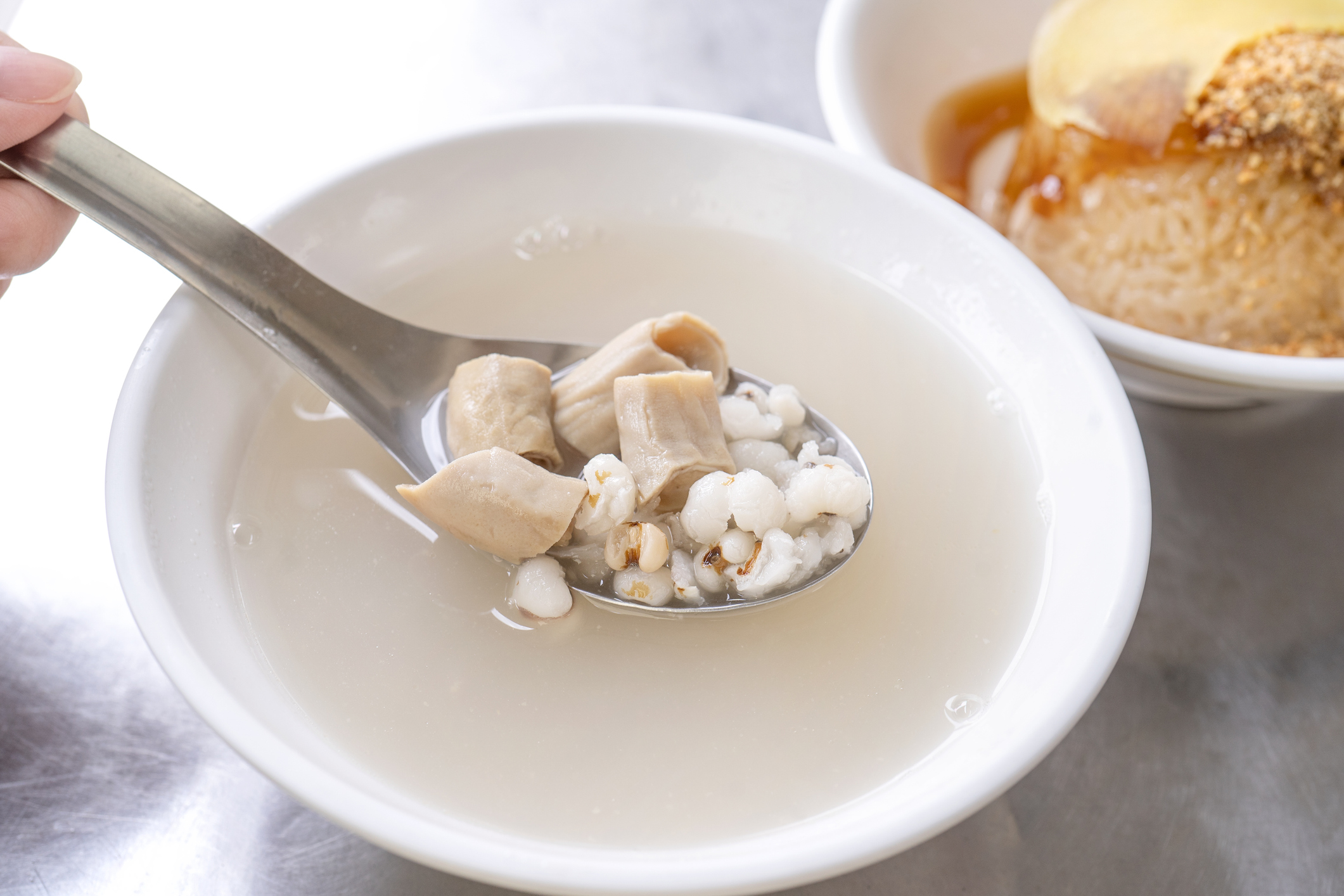 喝湯最好連同湯渣一起食用。