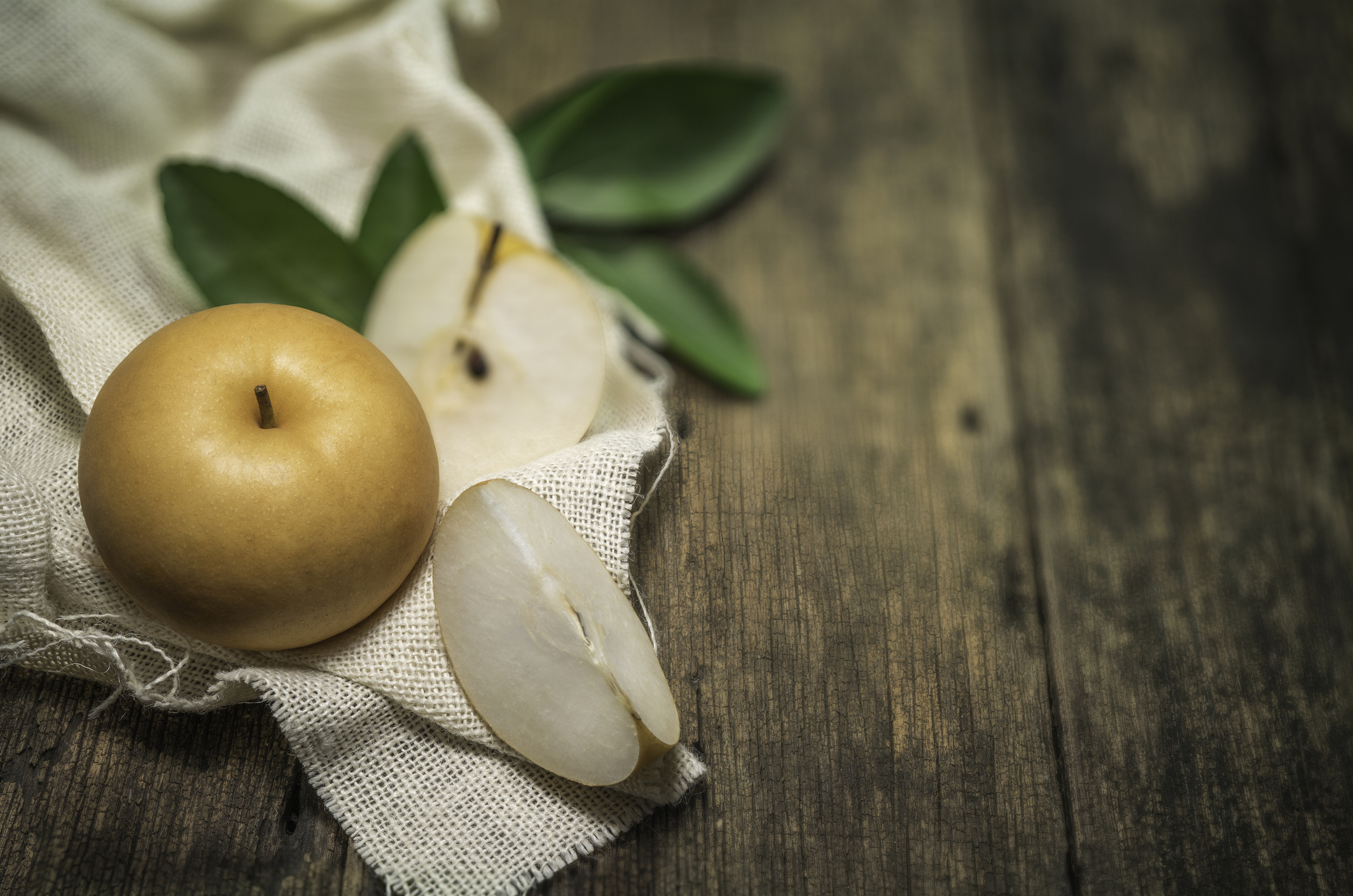 雪梨水性偏涼，對於脾胃虛寒、平素容易腹瀉或胃部冷痛的人宜少量飲用。