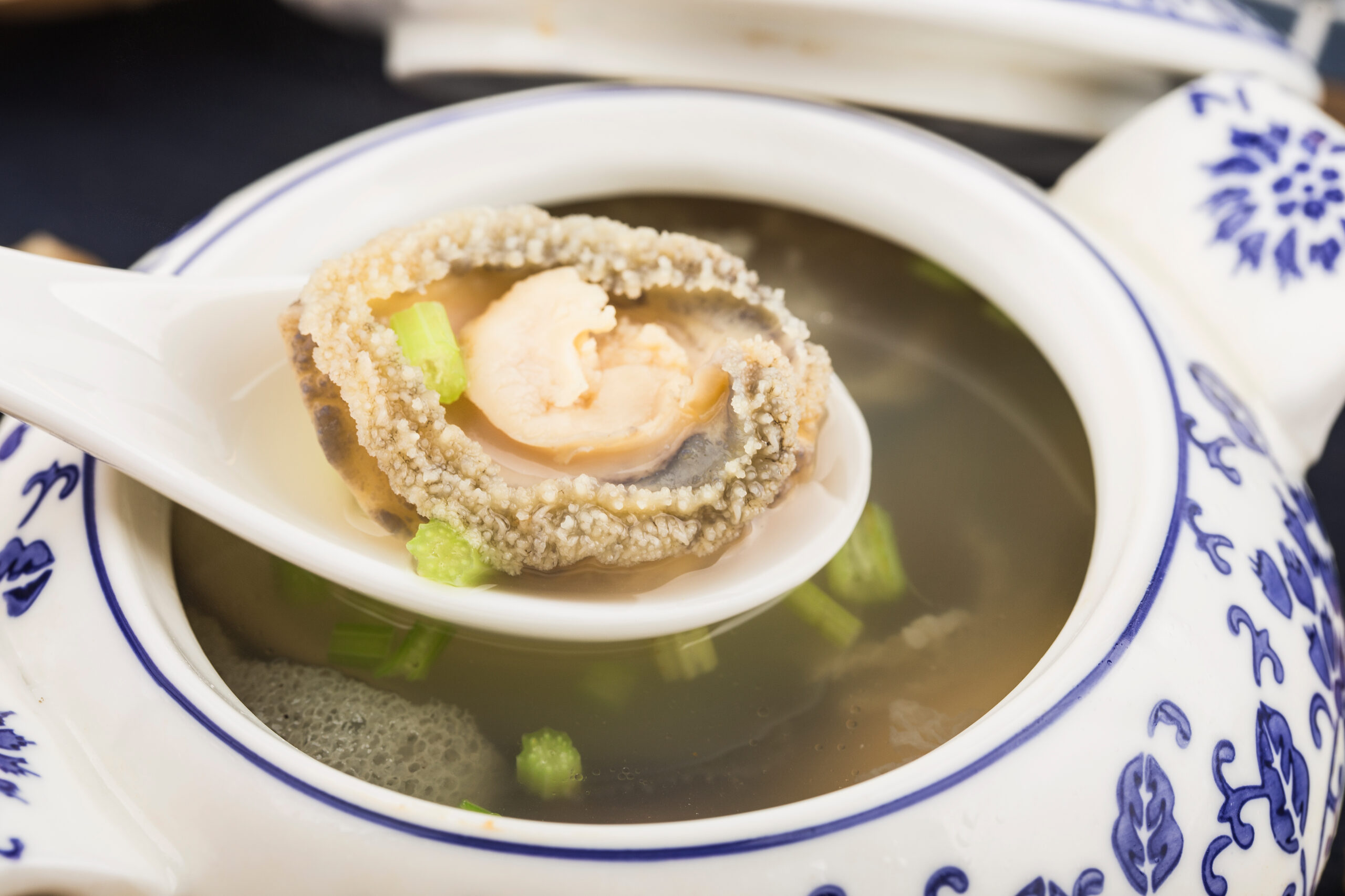 這道鮑魚瘦肉湯湯水清甜鮮美，融合了鮮鮑魚的海味鮮香與豬瘦肉的醇厚肉香。