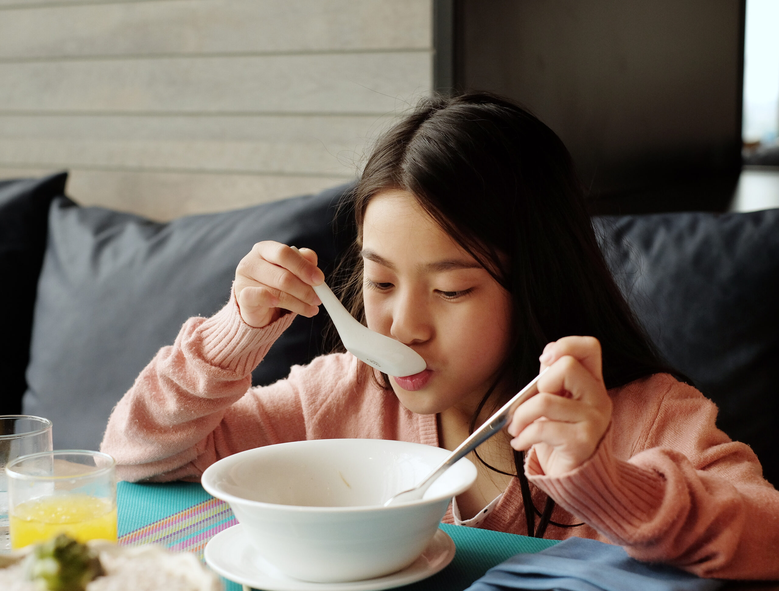 風熱咳和風寒咳是中醫對感冒咳嗽兩種不同類型的描述。