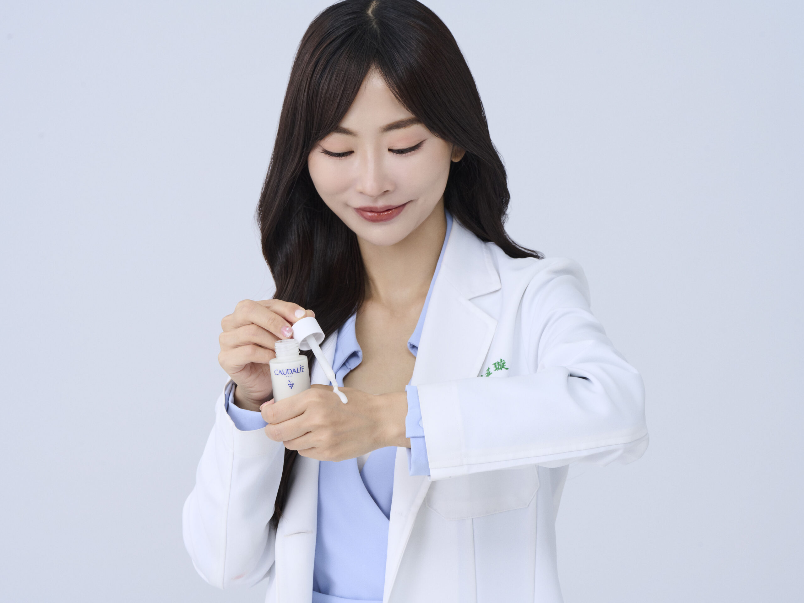與傳統維他命C相比,Viniferine的潛在特性展現出更為顯著的優勢。