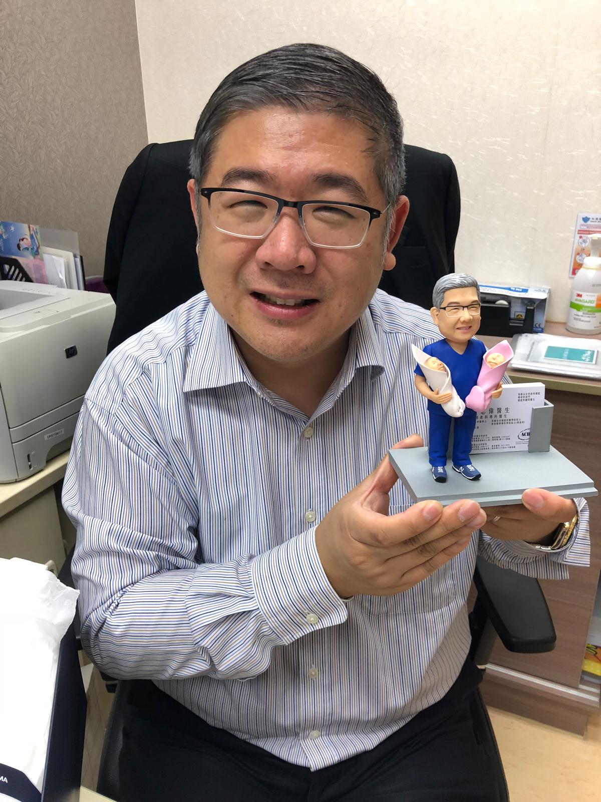 婦產科專科董志偉醫生建議如果媽媽遇到哺乳困難，可以為小敏感或有高過敏風險的BB選擇部分水解蛋白配方