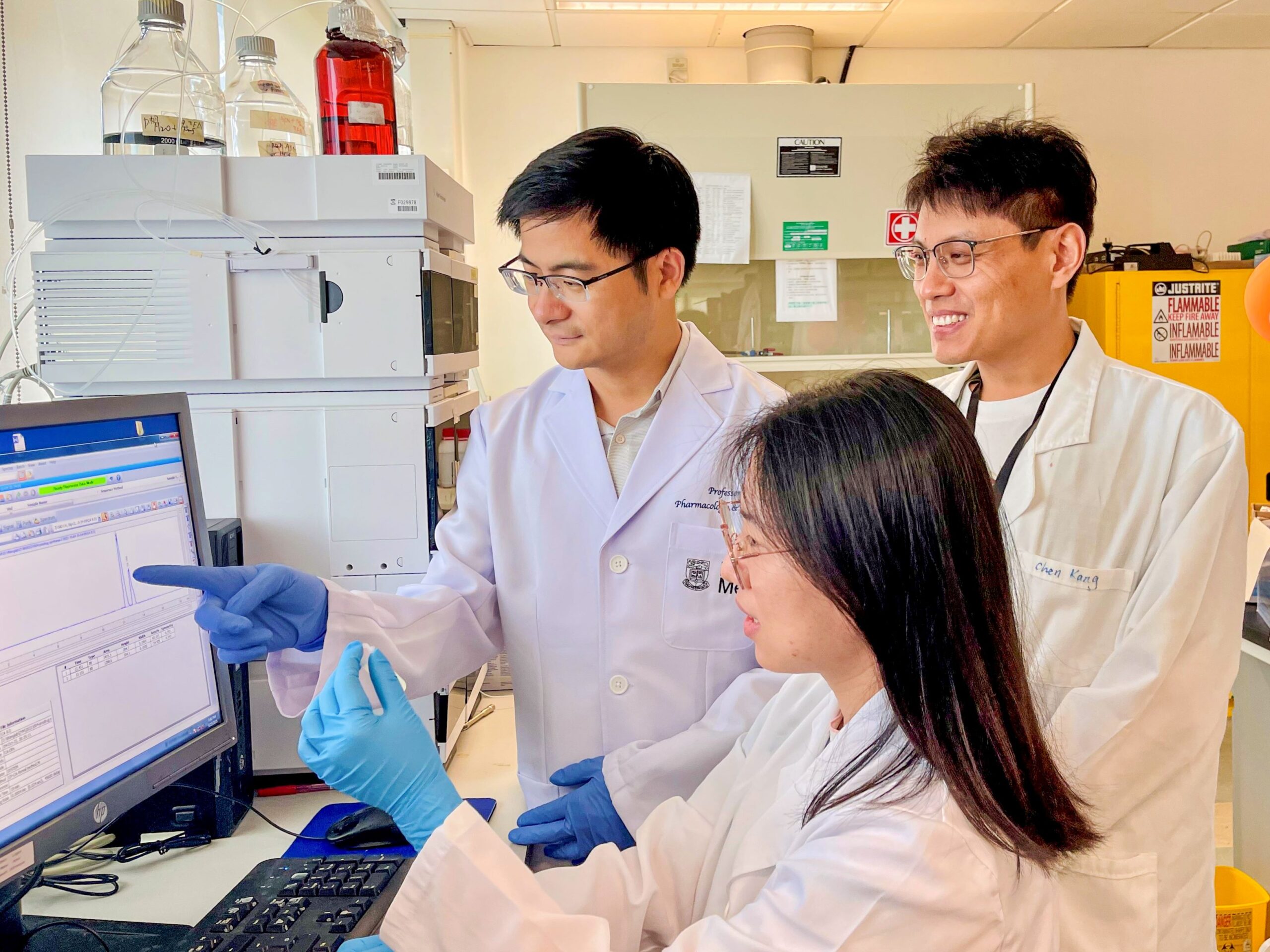 香港大學醫學院的研究團隊早前發表一項創新癌症治療策略,利用新型的「納米粒子導彈」,精準地截斷癌細胞的營養來源,從而「餓死」癌細胞,為未來的「腫瘤饑餓治療」提供嶄新方向。