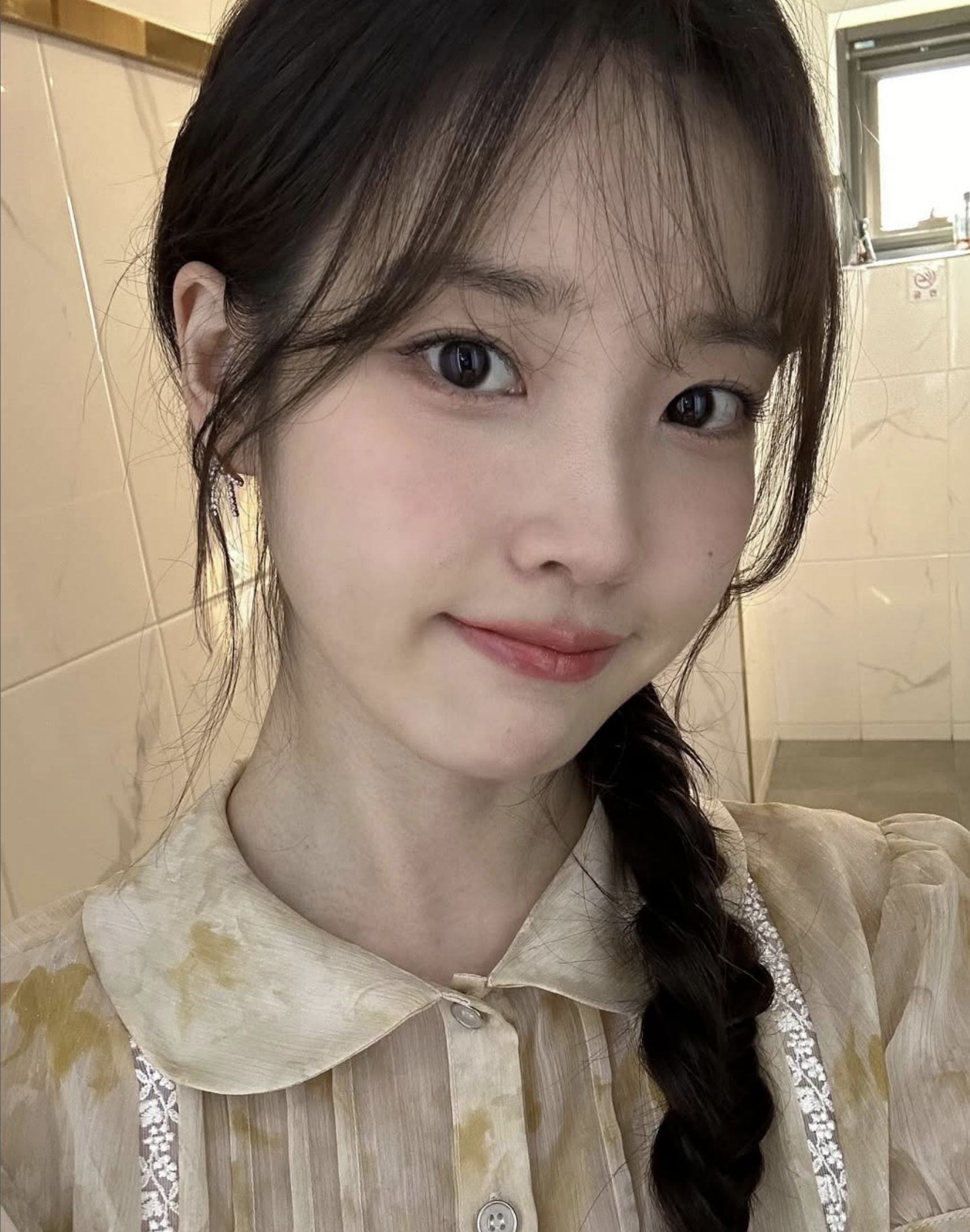 韓國人氣女歌手IU（李知恩）也曾深受失眠困擾，她曾公開分享一套自創的「1分鐘入眠法」，而這個看似簡單的方法，近日更獲得了精神科醫生的專業認證。