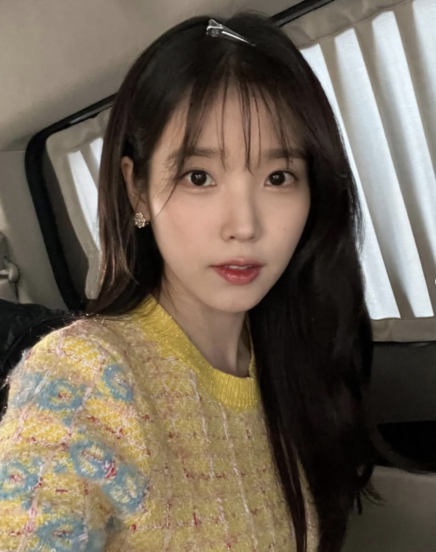 韓國人氣女歌手IU（李知恩）也曾深受失眠困擾，她曾公開分享一套自創的「1分鐘入眠法」，而這個看似簡單的方法，近日更獲得了精神科醫生的專業認證。