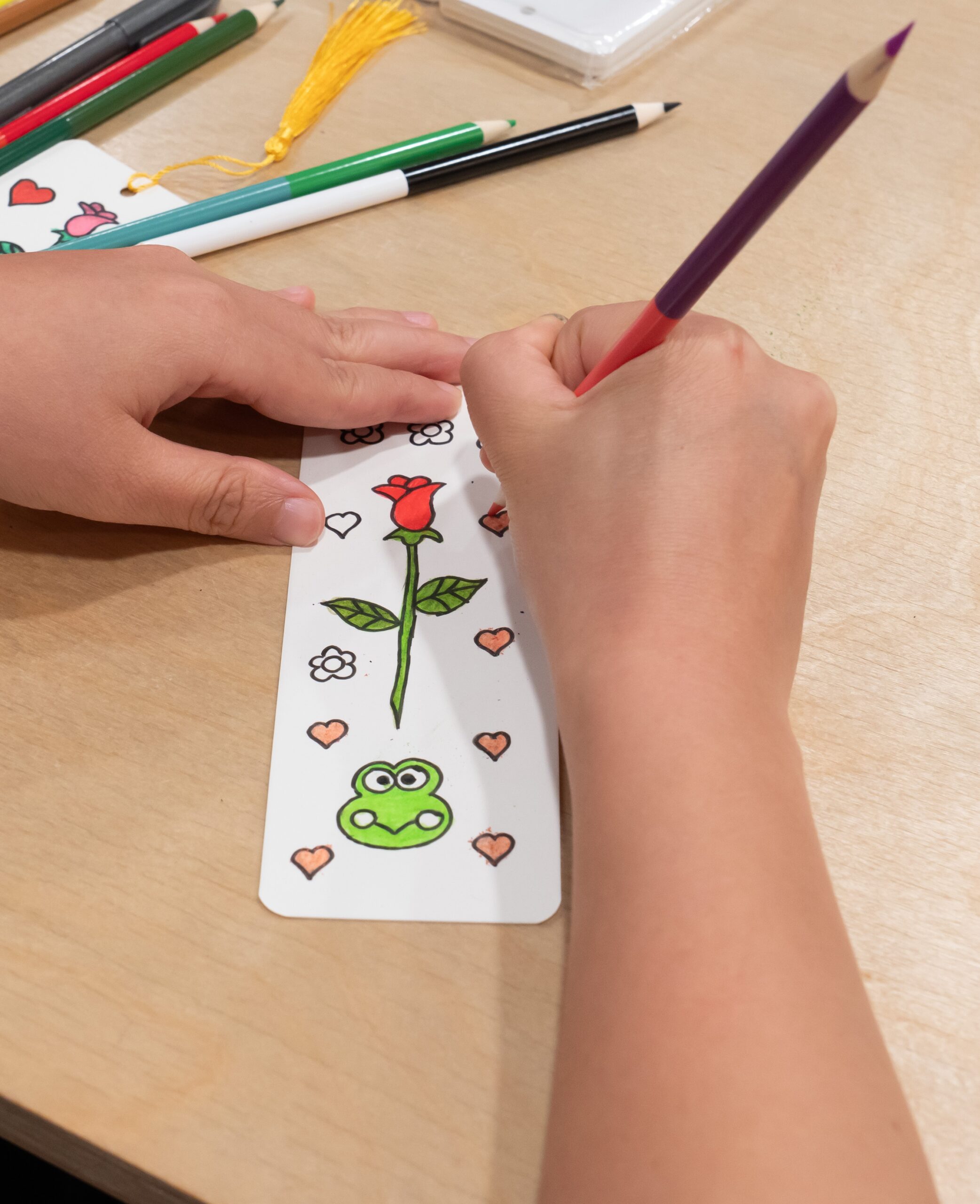 Cindy 更在母親節前，親手繪畫了一張有媽媽最愛的玫瑰花和寫上「母親節快樂」的書籤作為禮物。