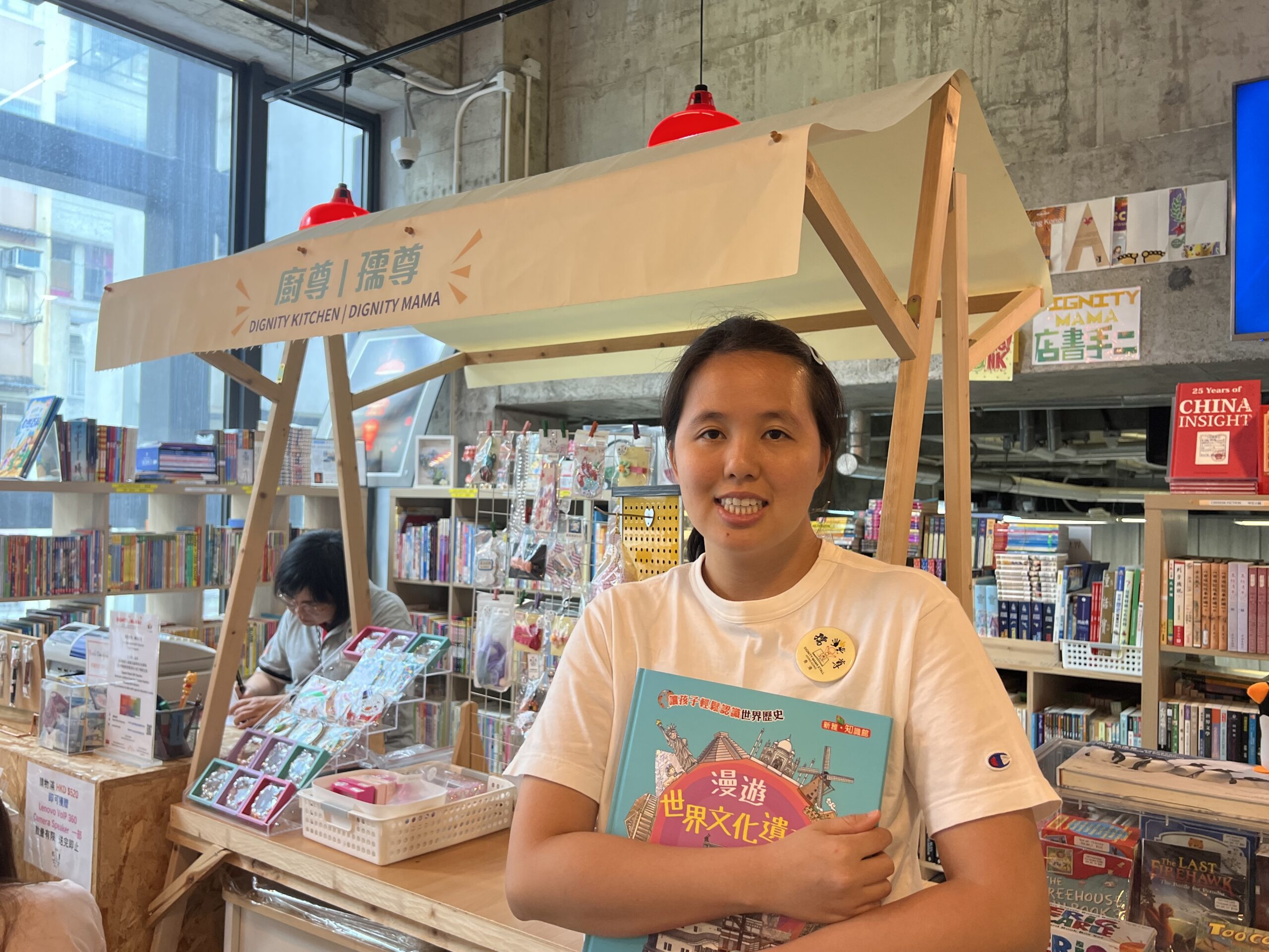 Cindy的日常表現一向較「與眾不同」，一歲多便被診斷為自閉症，從小接受語言、物理與職業治療，並完成特殊學校的中學課程。