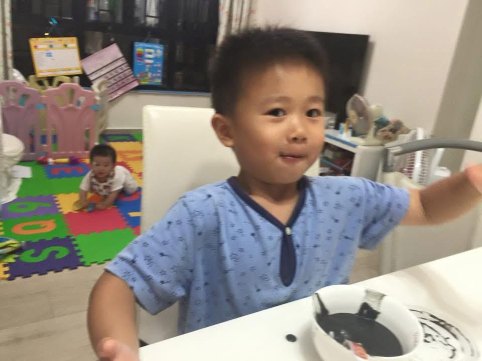 大仔朗謙（右）表情多多，與細仔朗楓（左）