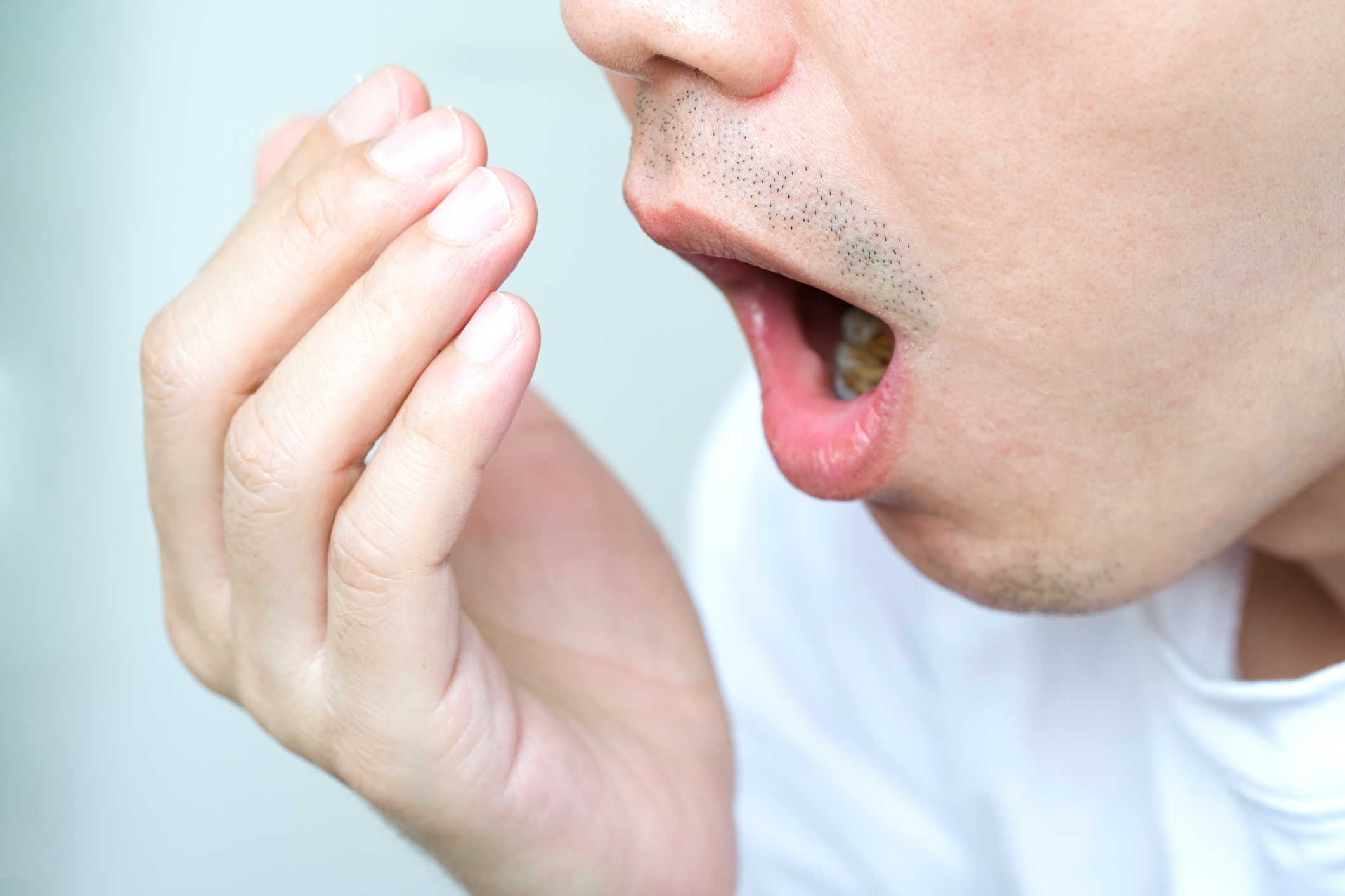 除了勤刷牙、使用牙線外,近年一種源自印度阿育吠陀醫學的古老自然療法——「油漱法」(Oil Pulling)再次受到關注。