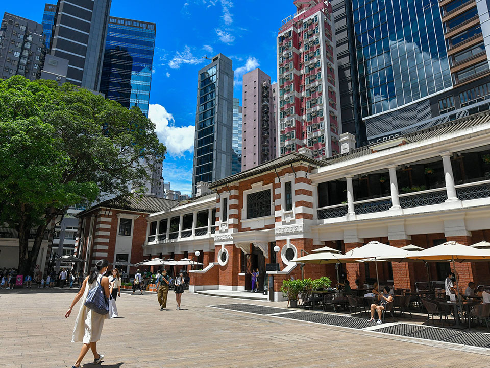 位於中環的「大館」是由前中區警署等歷史建築群活化而成的文化藝術中心,設有展覽空間、餐廳和商店,適合喜愛歷史與藝術的媽媽。