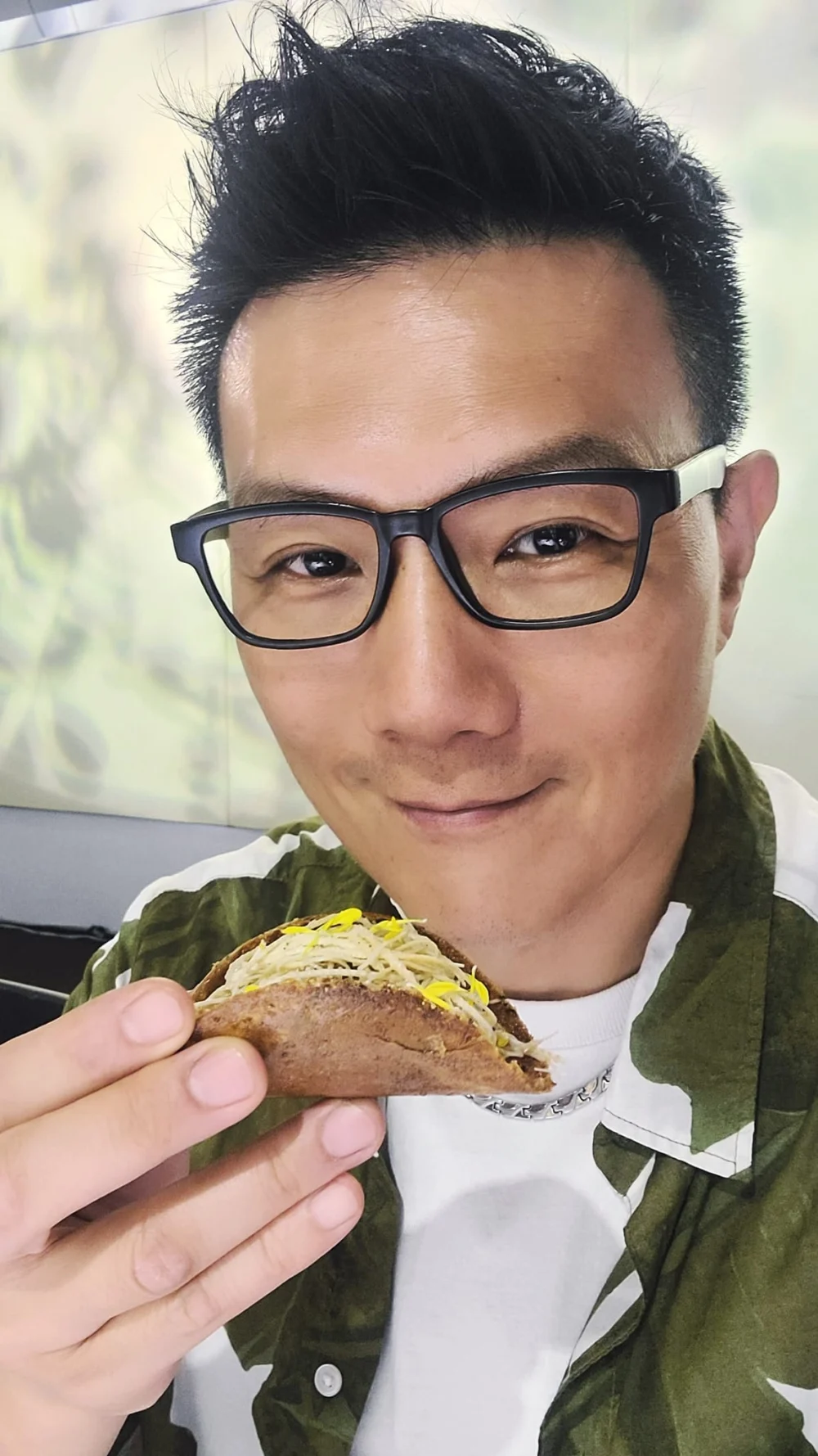 現年53歲的蔣偉文曾公開分享,他的減重秘訣在於午餐和晚餐以高蛋白、高纖維的料理為主。當想吃澱粉時,便以大量的芽菜代替,配搭橄欖油和簡單調味,既能滿足口腹之慾,又能減少對精緻澱粉的依賴,最終在半年內成功減重16公斤!