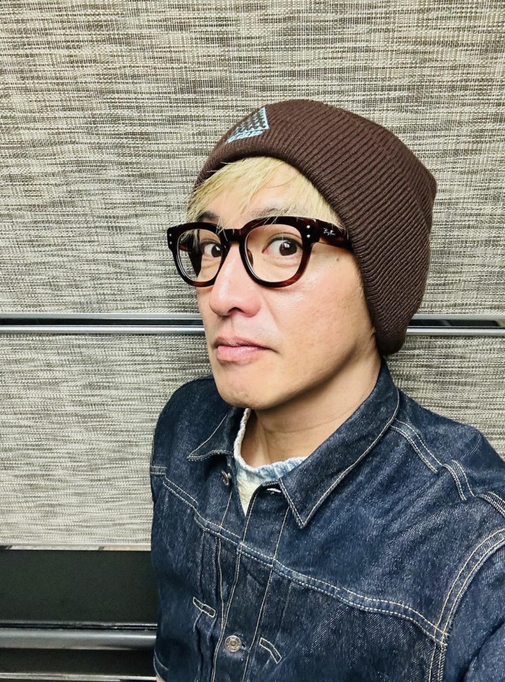 年過50的木村拓哉,身型依然保持得相當健碩。他曾在節目中示範一道私房「芽菜燒肉沙律」,食材和做法都非常簡單,能同時補充蛋白質和纖維,是增肌減脂期間的完美餐單。