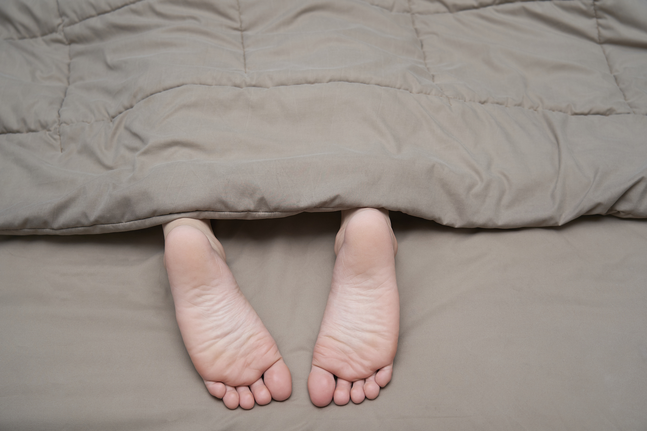 近期網絡上流傳一種簡單的助眠妙法,聲稱只要在睡覺時將一隻腳伸出被窩,便能有效幫助入眠。