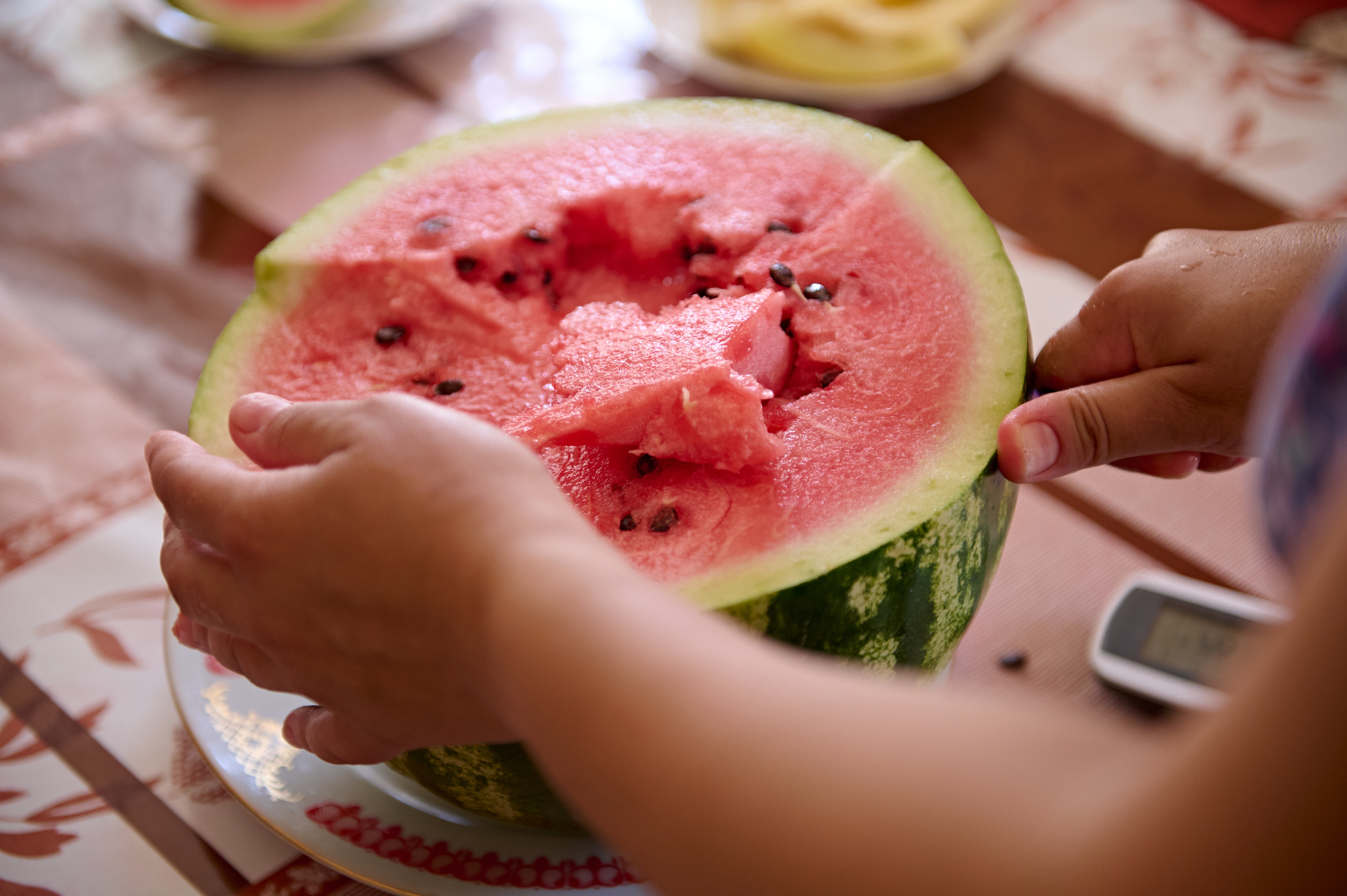 炎炎夏日,不少人都喜歡吃西瓜消暑解渴,然而看似簡單的吃西瓜方式,若處理不當,隨時可能暗藏致命危機!