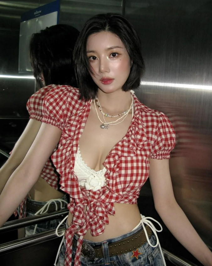韓國人氣女歌手、前IZ*ONE隊長權恩妃,憑著甜美外貌與傲人身材,被譽為「新一代性感女神」