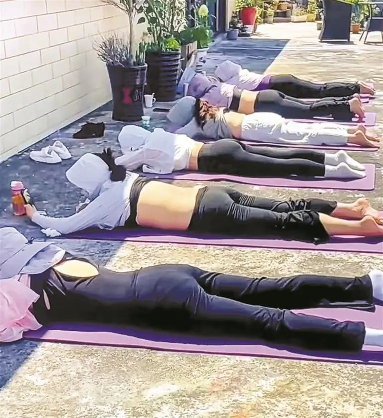 近年,一股「三伏曬背」的養生風氣在中港兩地興起,聲稱在夏季最炎熱的「三伏天」曬背,能祛除體內濕氣,甚至有燃脂減肥的奇效。