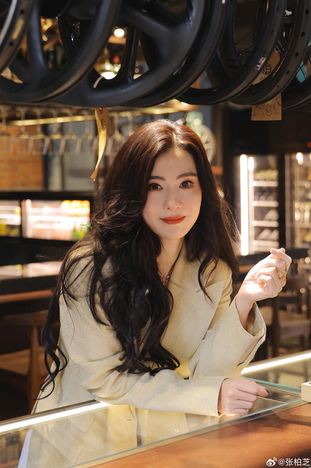 現年45歲的「凍齡女神」張栢芝，早前在內地出席品牌活動時，其緊緻飽滿的肌膚與容貌，令人驚嘆宛如19歲剛出道時的模樣，完全看不出是三孩之母，散發著濃濃少女氣息，保養功力確實了得